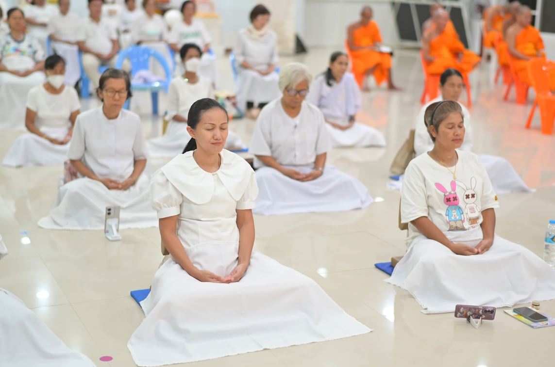 นั่งสมาธิ ตามเสียงของหลวงพ่อธัมมชโย เพื่อกลั่นใจให้บริสุทธิ์ผ่องใส