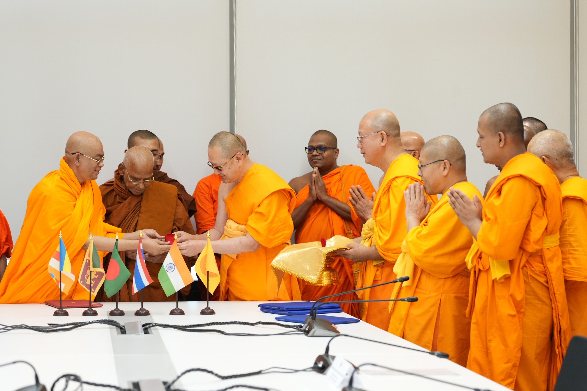 วัดพระธรรมกาย-องค์กรพุทธโลก เซ็น MOU 3 ประเทศ สวดธรรมจักร สร้างเครือข่ายสันติภาพโลก