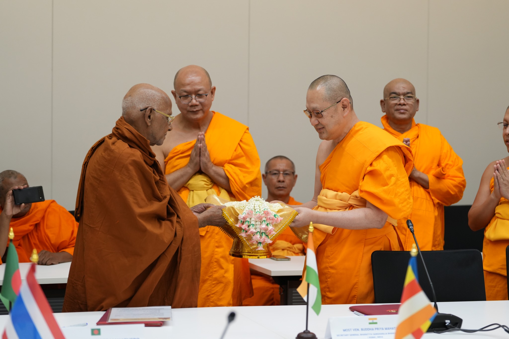 วัดพระธรรมกาย-องค์กรพุทธโลก เซ็น MOU 3 ประเทศ สวดธรรมจักร สร้างเครือข่ายสันติภาพโลก