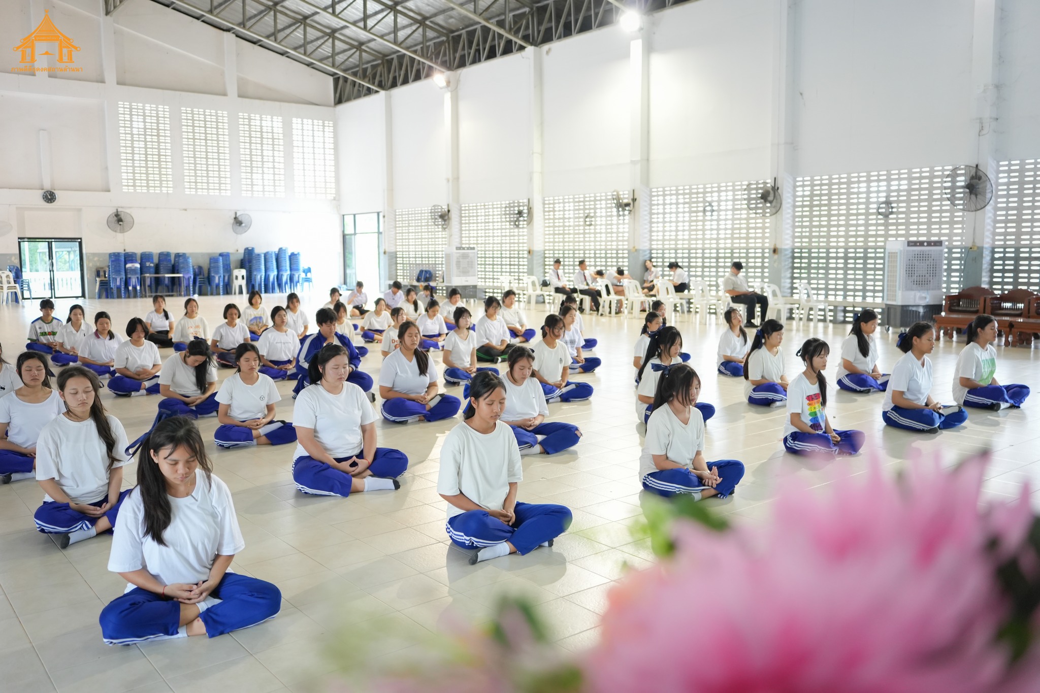 ฐานที่ 1: ฐานการนั่งสมาธิ โดยพระอาจารย์จักรพันธ์ อินฺททสฺสโน ได้กล่าวถึงอานิสงส์ของการนั่งสมาธิและประโยชน์จากการนั่งสมาธิ