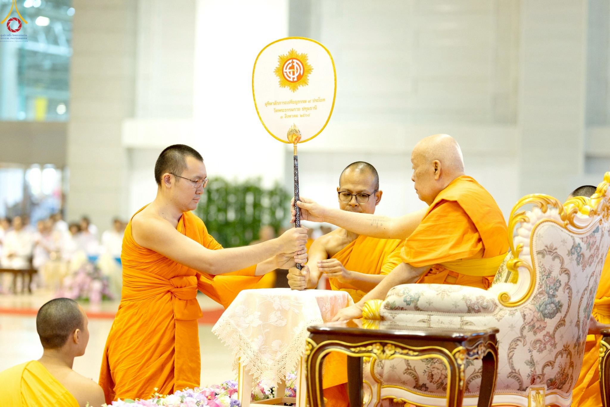 พระเดชพระคุณพระพรหมวชิรปัญญาจารย์ ราชบัณฑิต เจ้าอาวาสวัดราชโอรสาราม ราชวรวิหาร หัวหน้าพระธรรมทูตสายที่ 8 เป็นประธานสงฆ์ ได้มอบพัดรองและผ้าไตรแก่พระภิกษุผู้สอบผ่านเปรียญธรรม 9 ประโยค จำนวน 72 รูป 