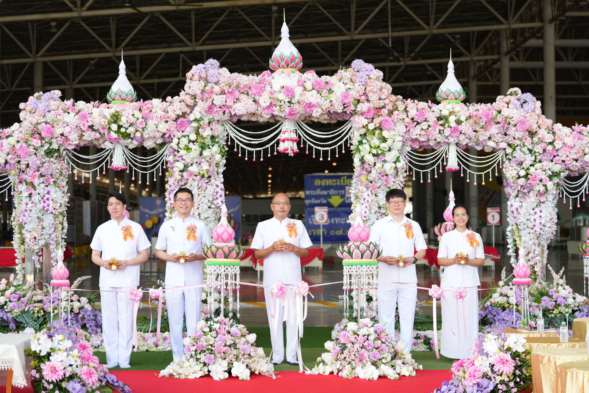 คณะประธานจำนวน 5 ท่าน ได้แก่กัลยาณมิตรอภิสิทธิ์ วิศิษฎ์วรพร ,นายแพทย์วรพงษ์ ขวัญไพโรจน์, พันโทนายแพทย์สิริพงศ์ พัฒนธนาวิสุทธิ์ ,กัลยาณมิตรพิชมัย รุจจนเวท และกัลยาณมิตรกันต์ ล้อมสมบูรณ์ ก็ได้ทำพิธีเปิดนิทรรศการ