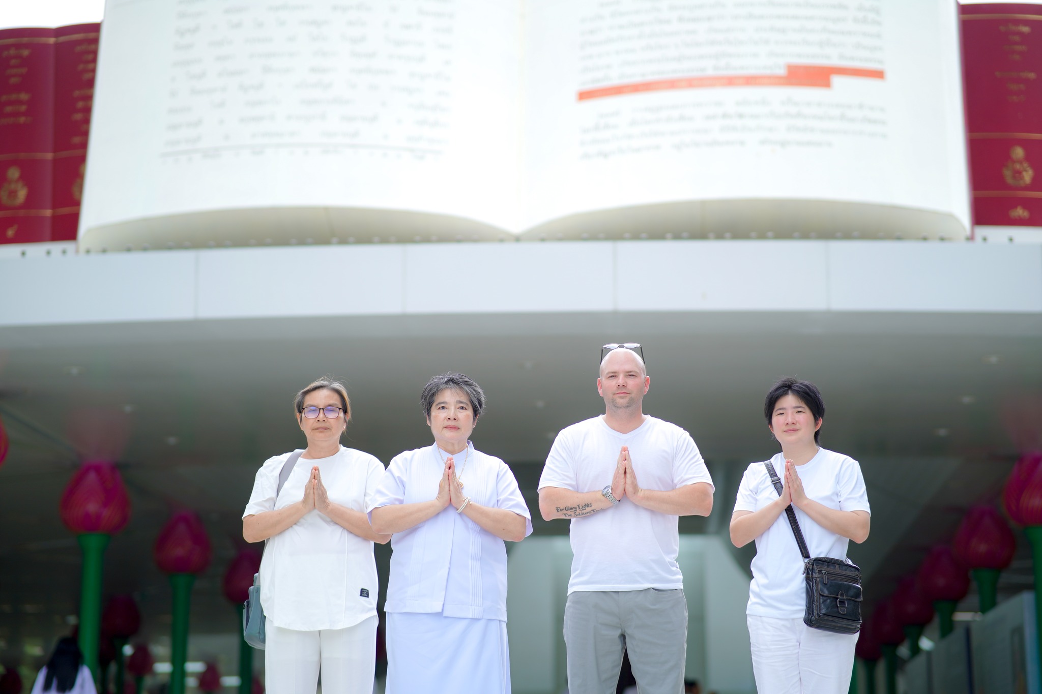 ชาวอเมริกัน เดินทางมาเยี่ยมชมวัดพระธรรมกาย