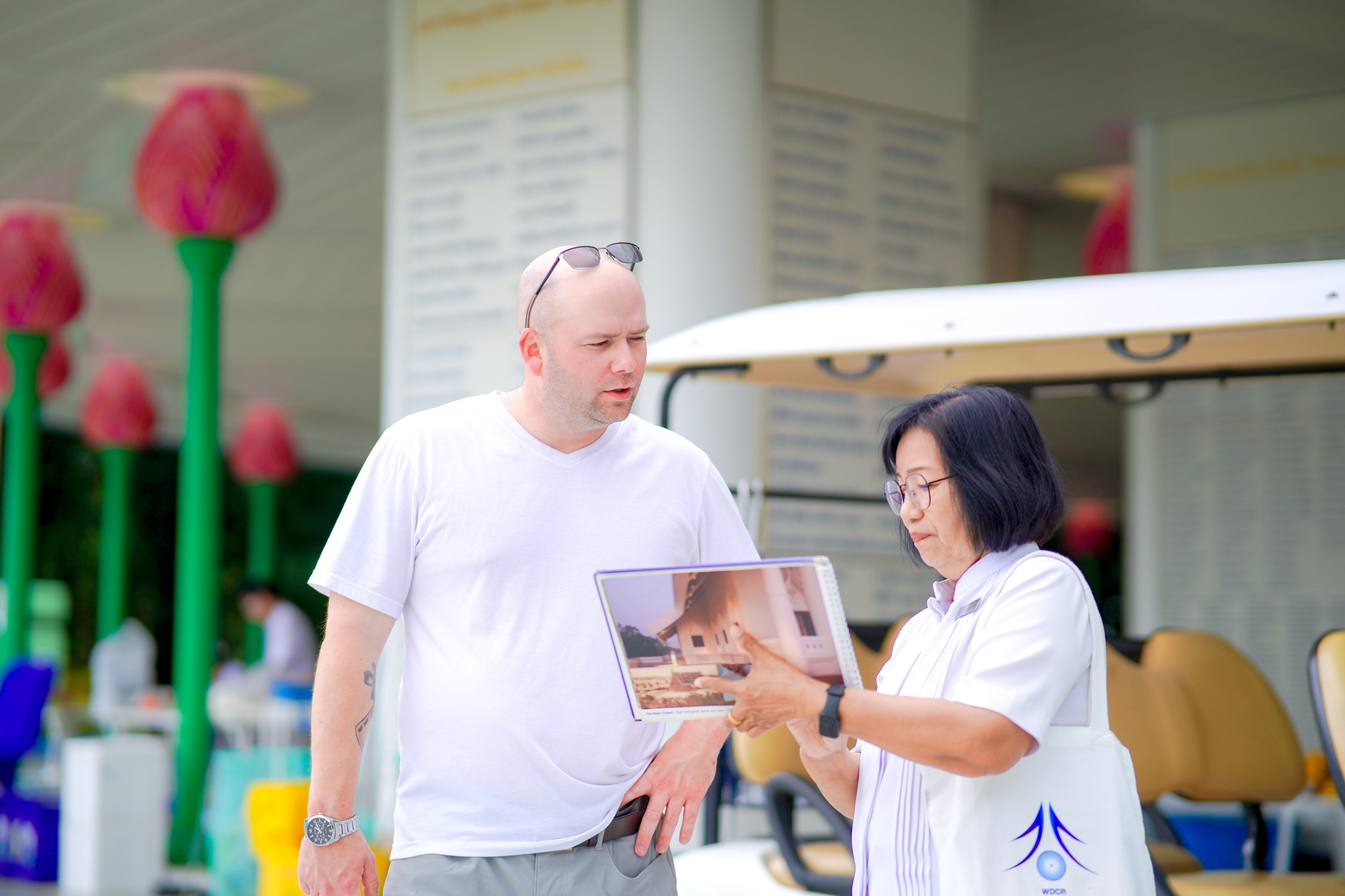 ชาวอเมริกัน เดินทางมาเยี่ยมชมวัดพระธรรมกาย