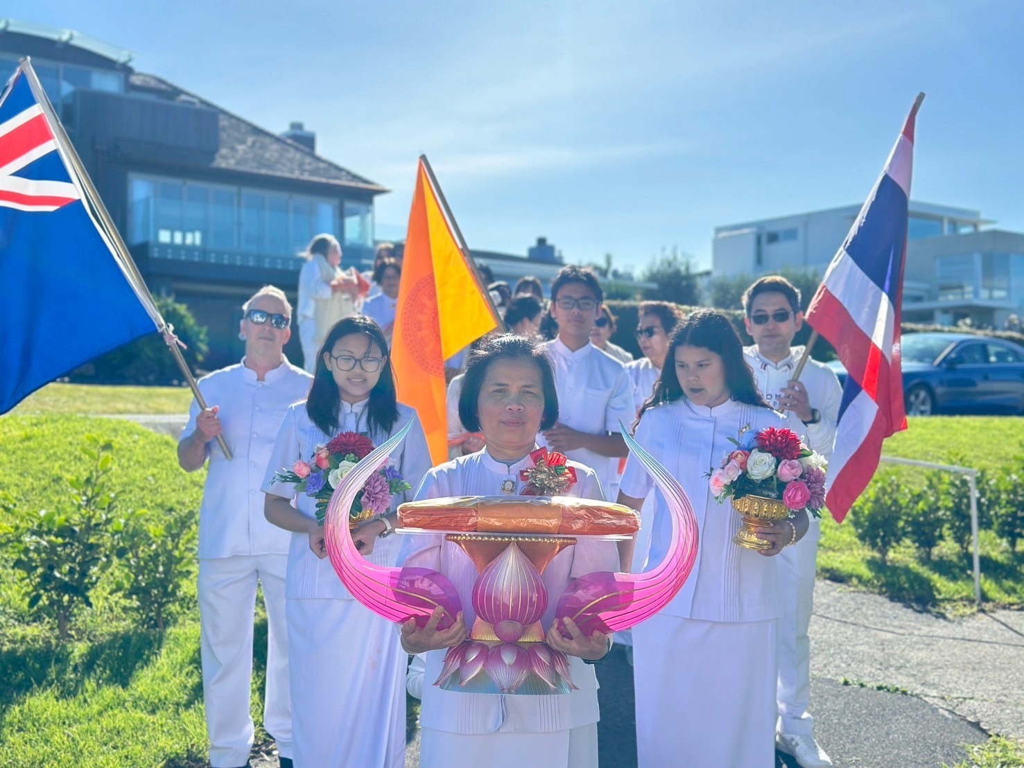 คณะประธานและสาธุชน ได้ตั้งริ้วขบวนอัญเชิญผ้าป่าเข้าสู่ศูนย์กลางพิธี