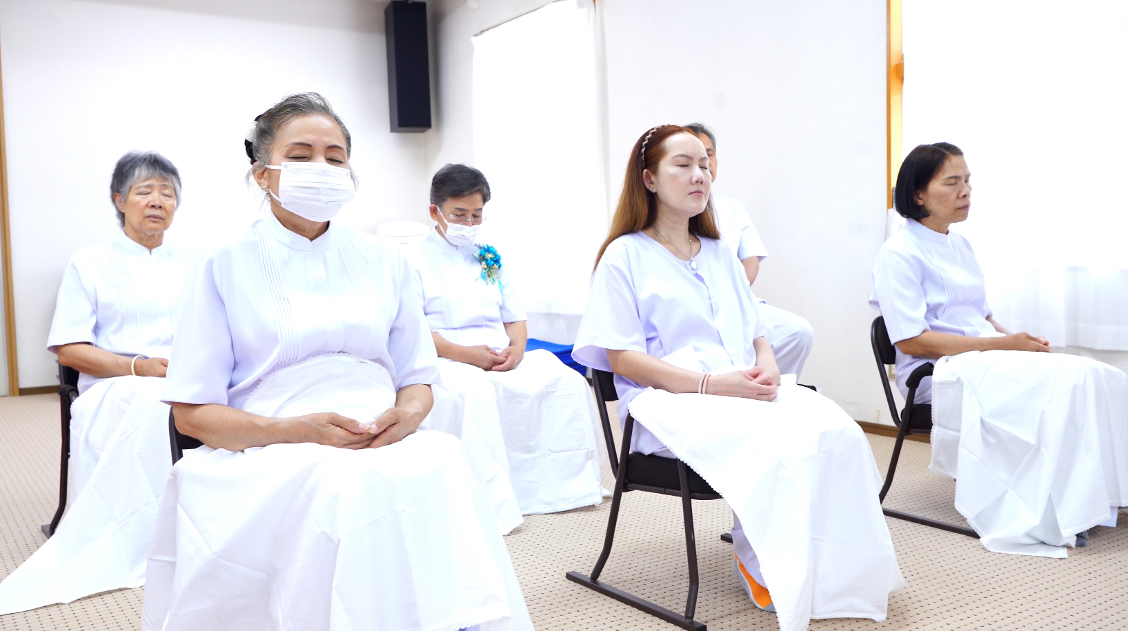 ทุกท่านได้ร่วมหยุดนิ่ง ณ ศูนย์กลางกายฐานที่ 7 เพื่อทำจิตให้เป็นสมาธิ