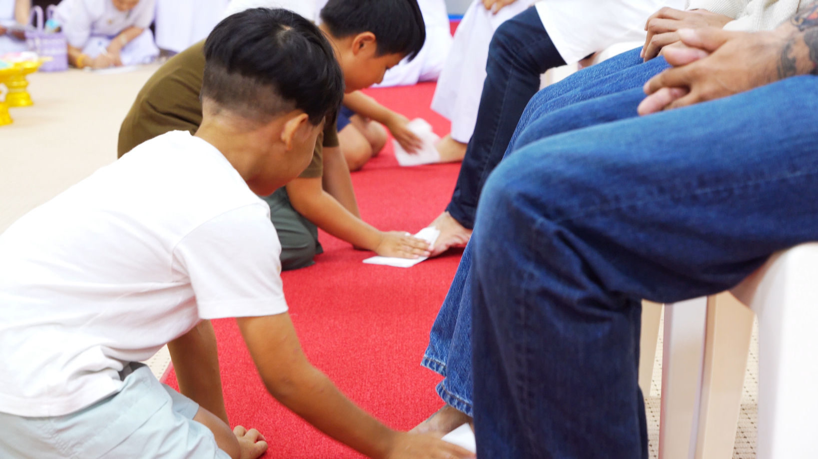 โครงการบรรพชาสามเณรภาคฤดูร้อน รุ่นที่ 12 ได้ทำพิธีเช็ดเท้าบุพการี