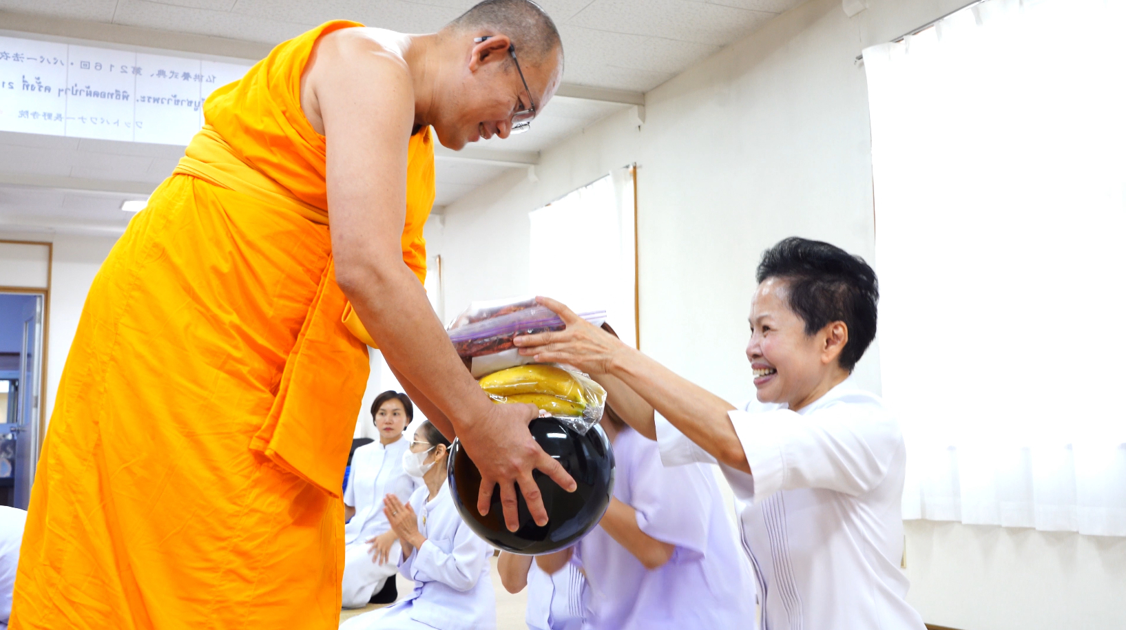 ตักบาตรข้าวสารอาหารแห้งเป็นสังฆทานแด่คณะสงฆ์