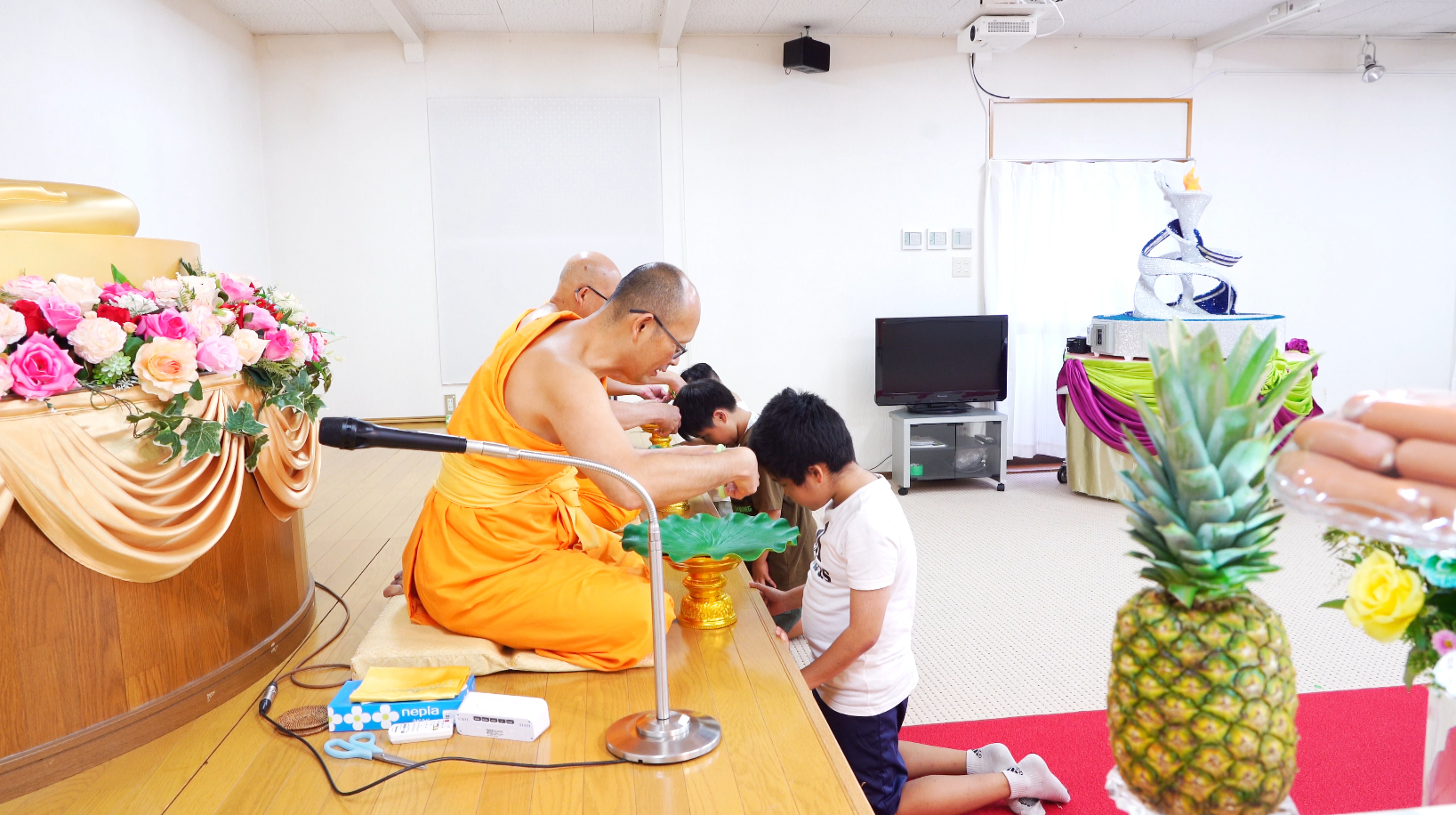 พระอาจารย์จะได้ตัดปอยผมให้กับว่าที่สามเณรเป็นปฐมเริ่ม 