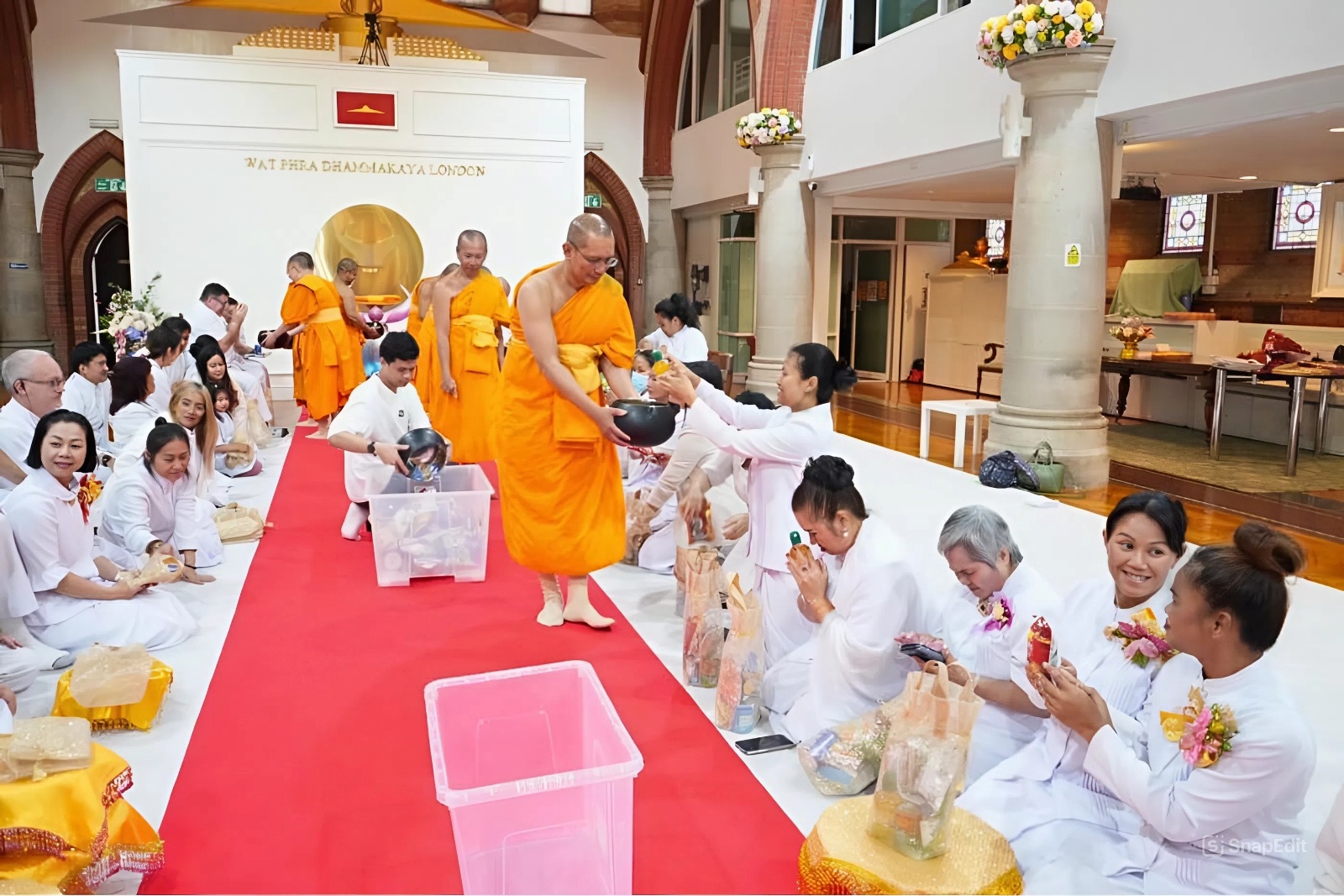 วัดพระธรรมกายลอนดอน จัดงานบุญบูชาข้าวพระ