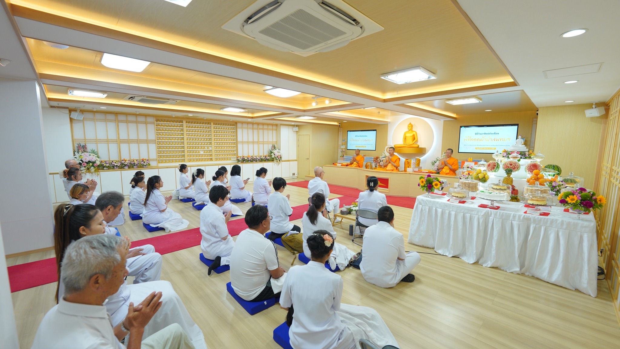 คณะสงฆ์และสาธุชนทุกท่านก็ได้ร่วมกันปฏิบัติธรรมและประกอบพิธีบูชาข้าวพระ พร้อมกับศูนย์กลางพิธี ณ วัดพระธรรมกาย