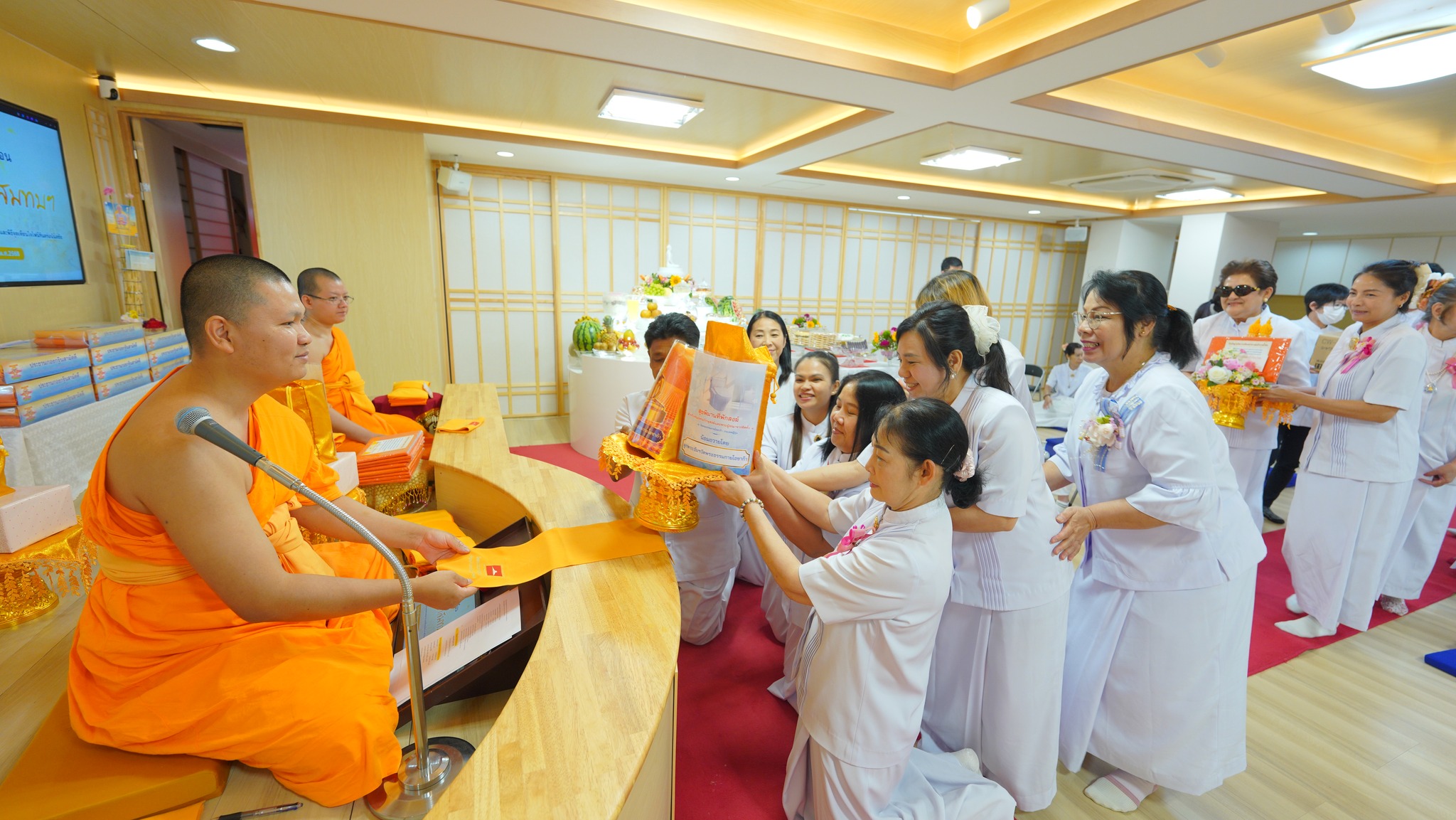 สาธุชนได้ร่วมกันถวายจตุปัจจัยไทยธรรมแด่คณะสงฆ์