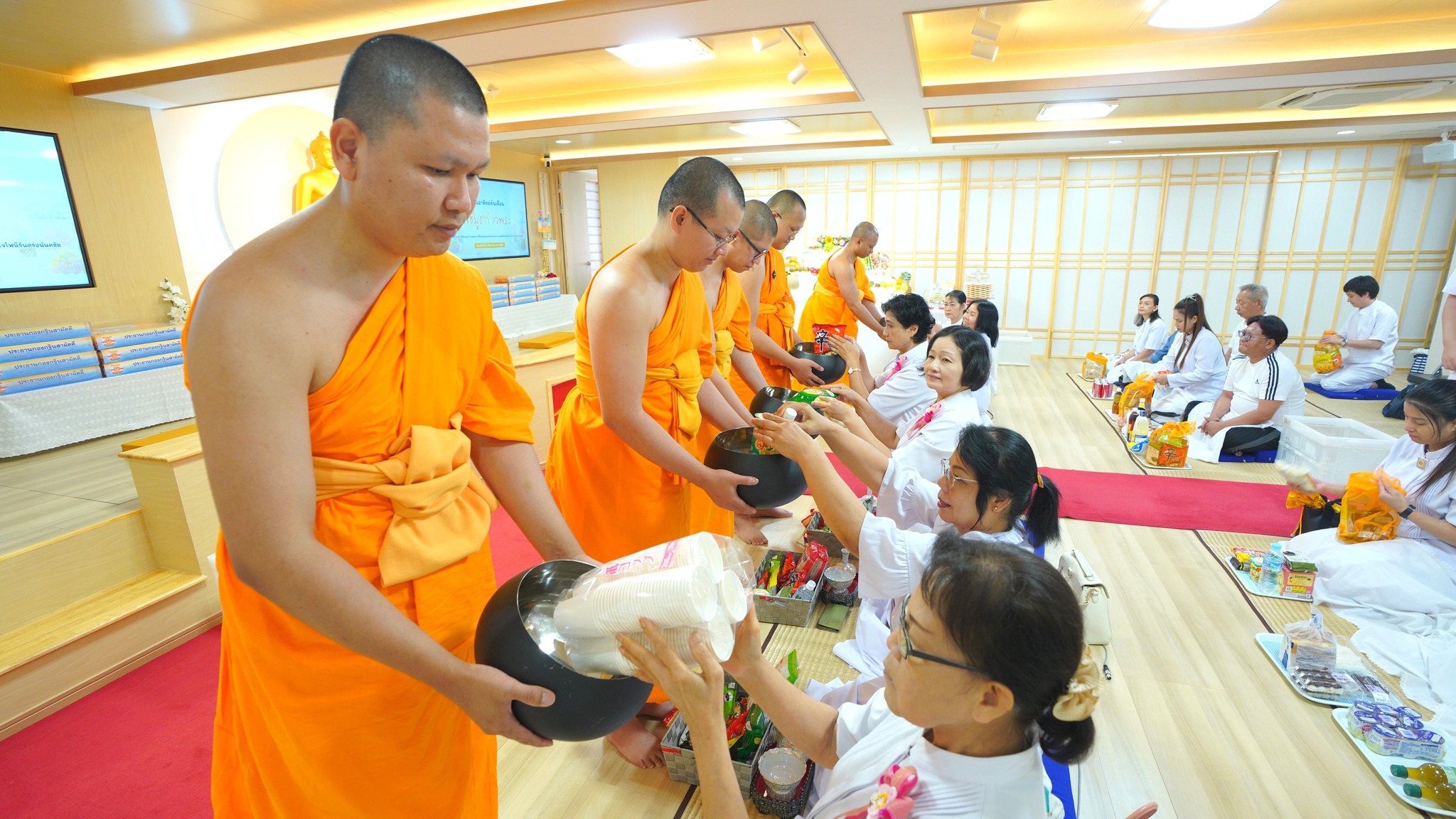 ทุกท่านได้ร่วมพิธีตักบาตรข้าวสารอาหารแห้ง