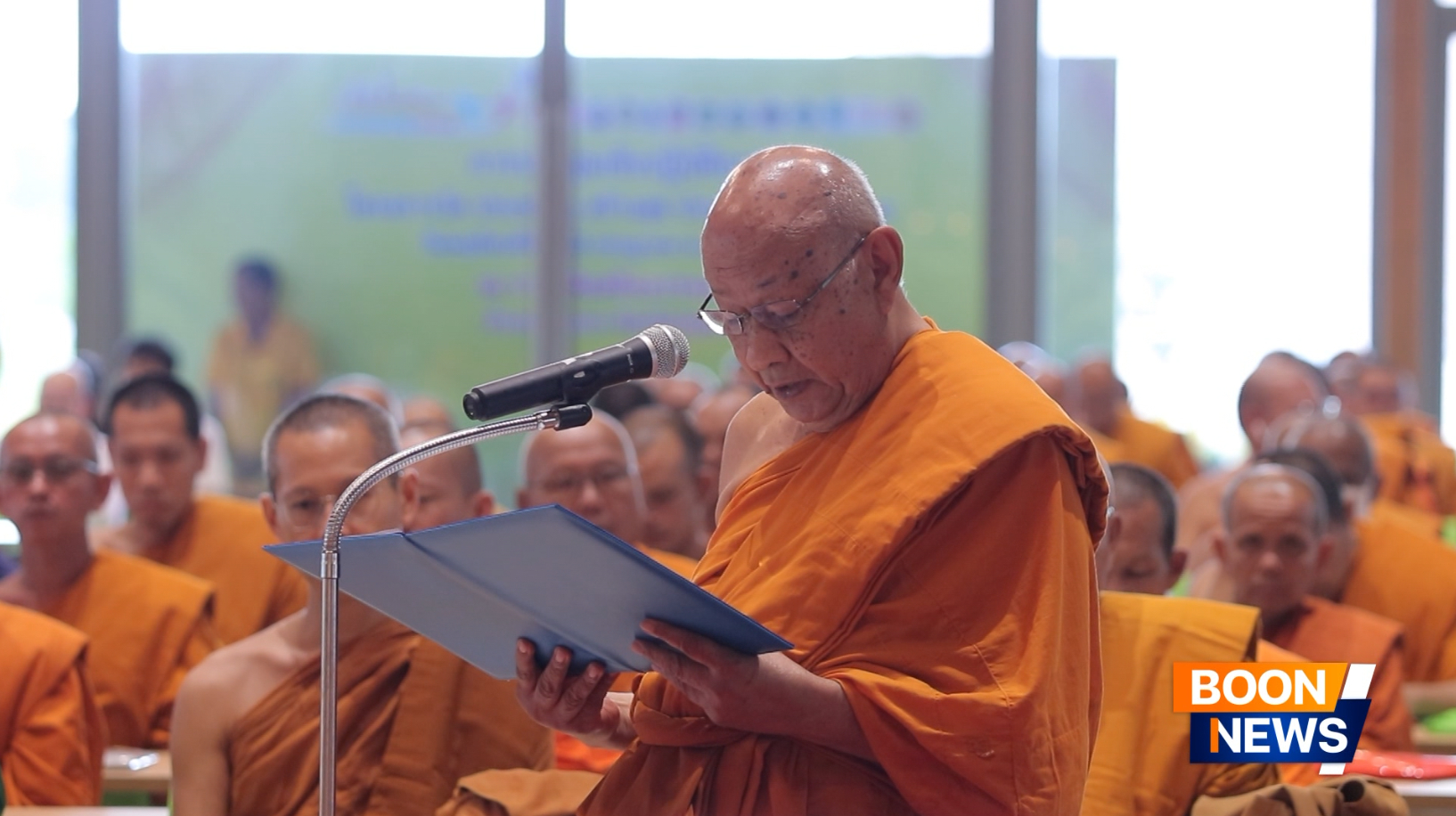 พระธรรมรัตนาภรณ์ ประธานคณะกรรมการบริหารกลาง โครงการวัด ประชา รัฐ สร้างสุข เจ้าอาวาสวัดเขียนเขต จังหวัดปทุมธานี กล่าวถวายรายงาน