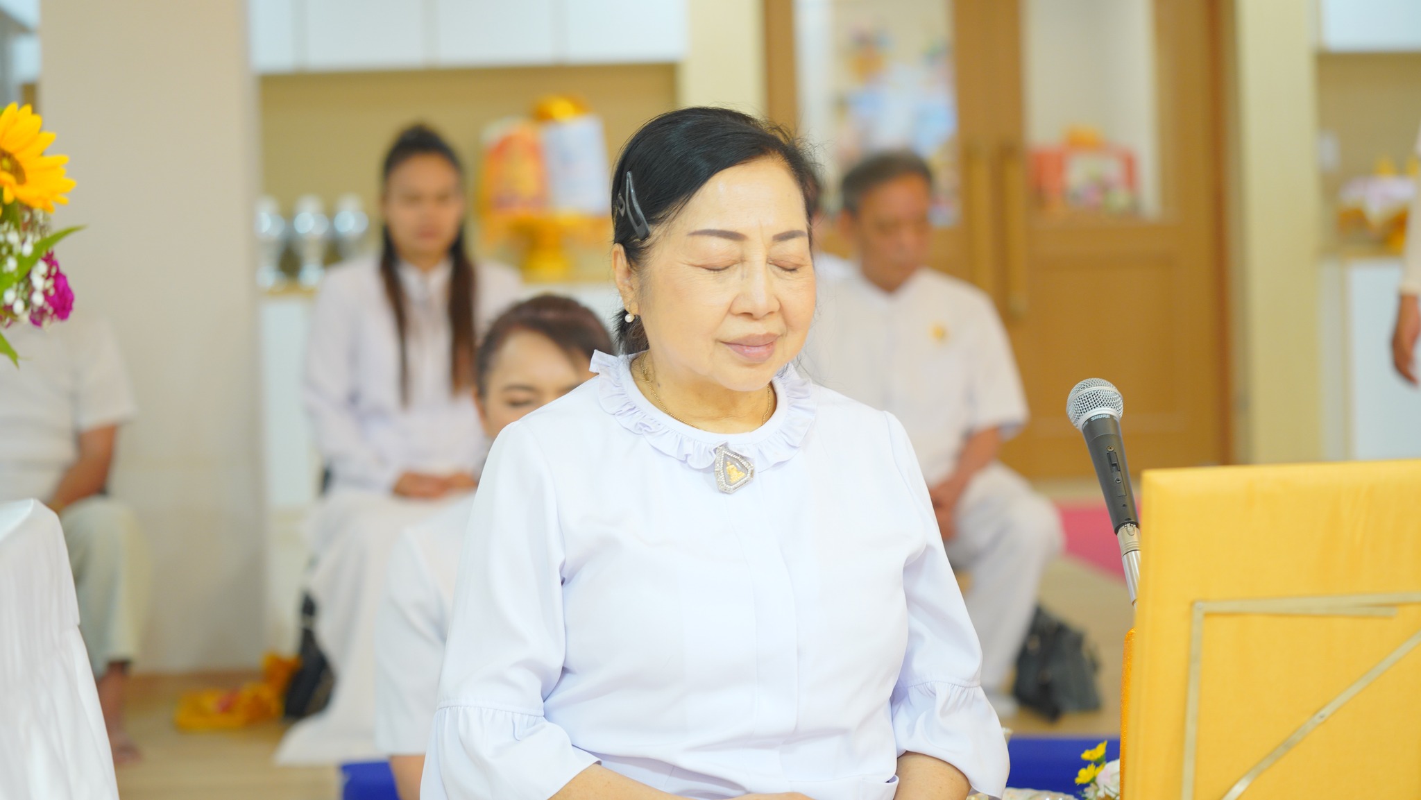 ท่านประธานสงฆ์ได้นำสาธุชนปฏิบัติธรรมเจริญสมาธิภาวนา