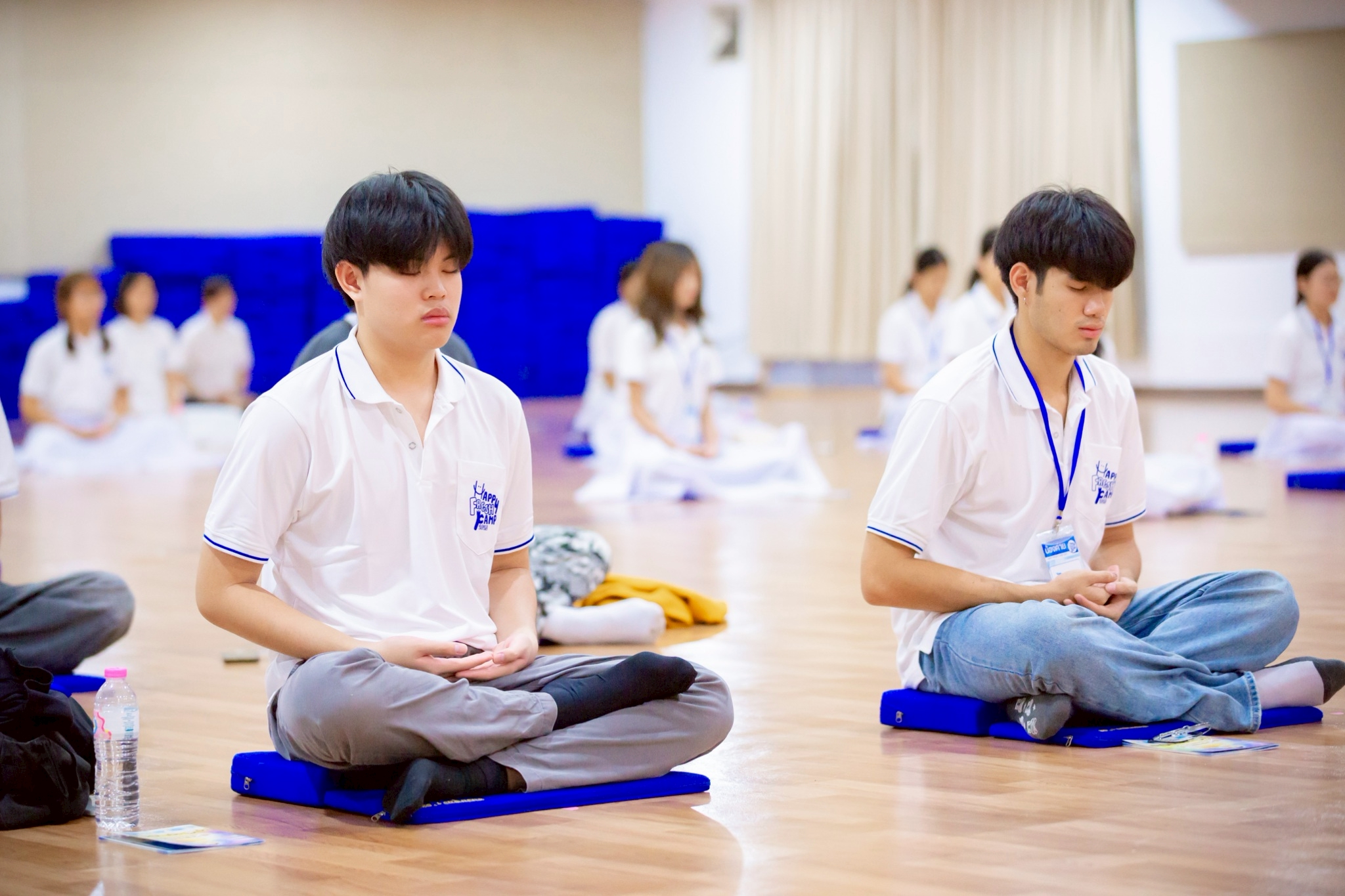 นั่งสมาธิและฟังธรรมะจากพระอาจารย์ในหัวข้อ มองให้ลึก