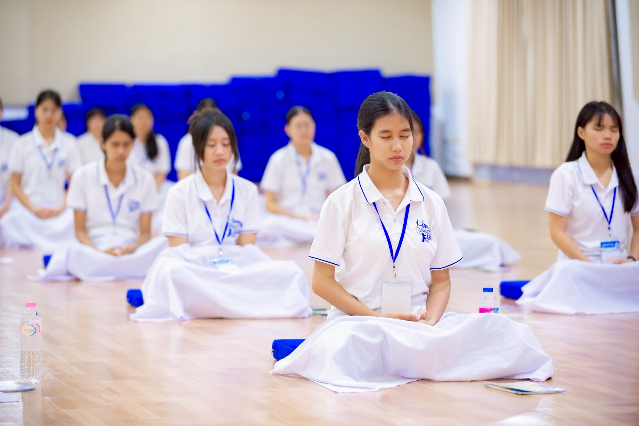 นั่งสมาธิและฟังธรรมะจากพระอาจารย์ในหัวข้อ มองให้ลึก