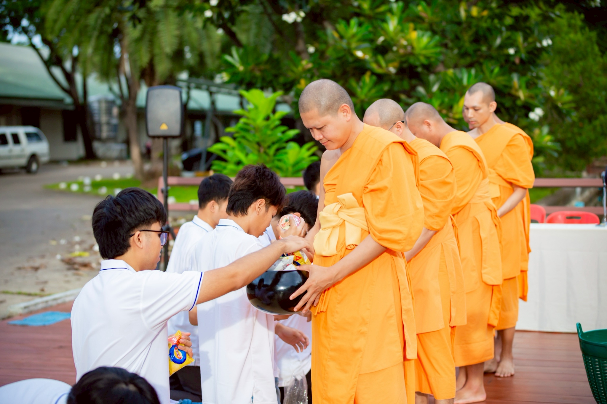 กิจกรรมทำบุญตักบาตรแด่คณะสงฆ์