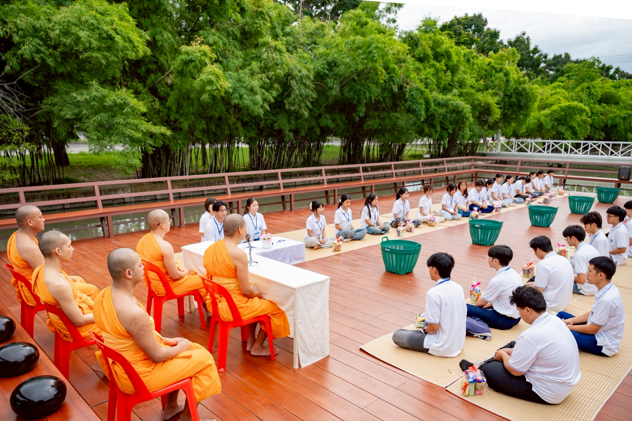 กิจกรรมทำบุญตักบาตรแด่คณะสงฆ์