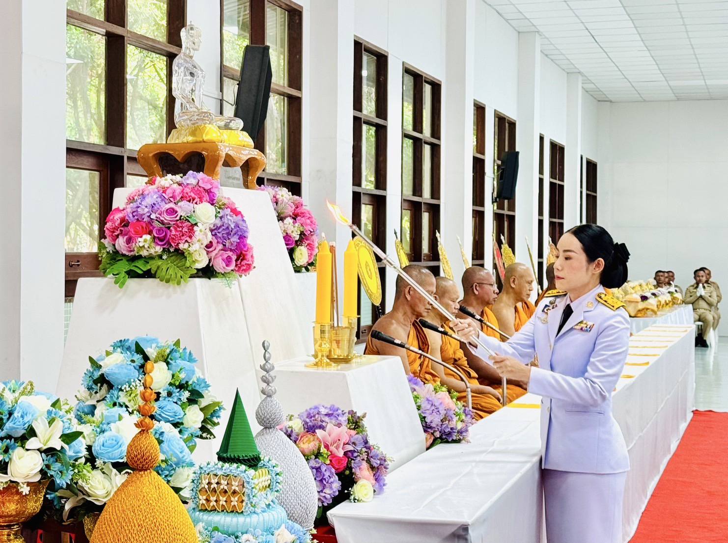 นางสาวอภิสรา เกษอินทร์ นายอำเภอคลองหลวง ประธานในพิธีได้จุดเทียนธูปบูชาพระรัตนตรัย หน้าพระบรมฉายาลักษณ์สมเด็จพระนางเจ้าสิริกิติ์ พระบรมราชินีนาถ พระบรมราชชนนีพันปีหลวง