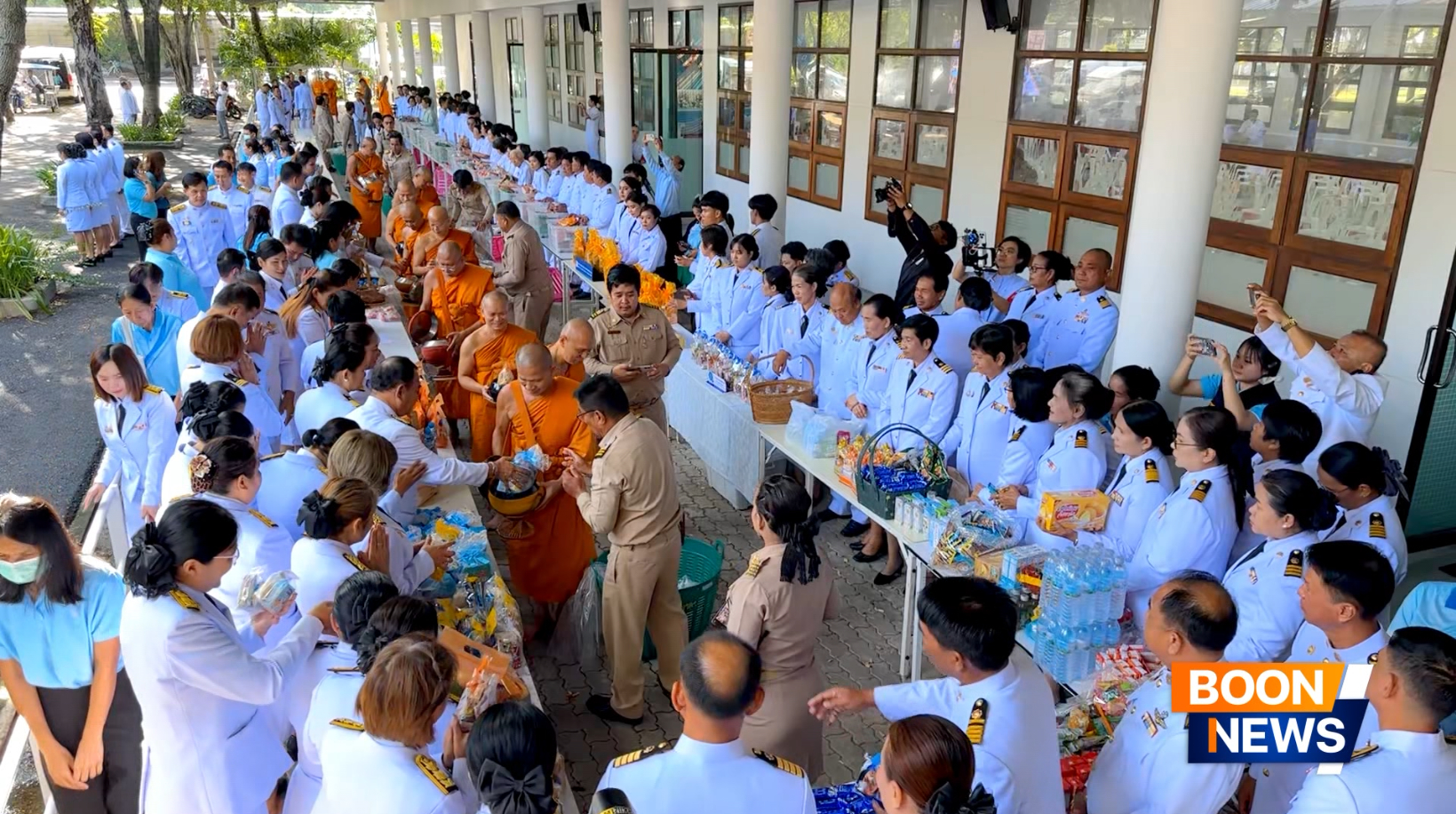 ตักบาตรแด่คณะสงฆ์ เพื่อถวายเป็นพระราชกุศลแด่สมเด็จพระนางเจ้าสิริกิต์ พระบรมราชินีนาถ พระบรมราชชนนีพันปีหลวง