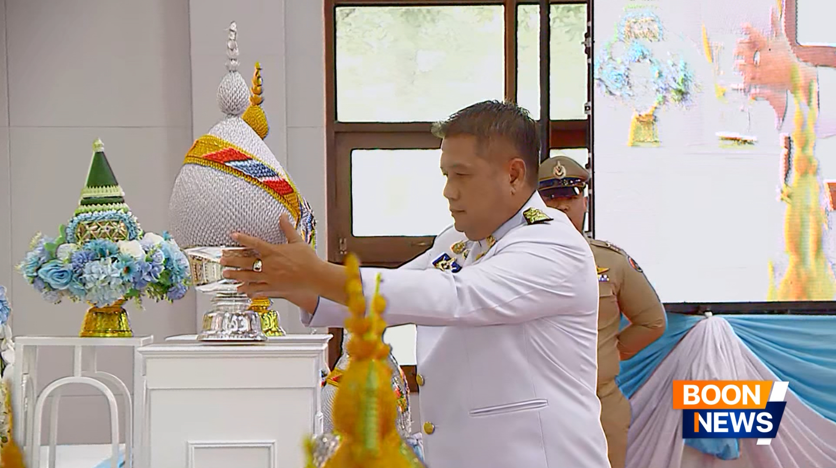 งวางพานพุ่มเงิน พานพุ่มทอง พานธูปเทียนแพ ณ เบื้องหน้าพระบรมฉายาลักษณ์สมเด็จพระนางเจ้าสิริกิต์ พระบรมราชินีนาถ พระบรมราชชนนีพันปีหลวง