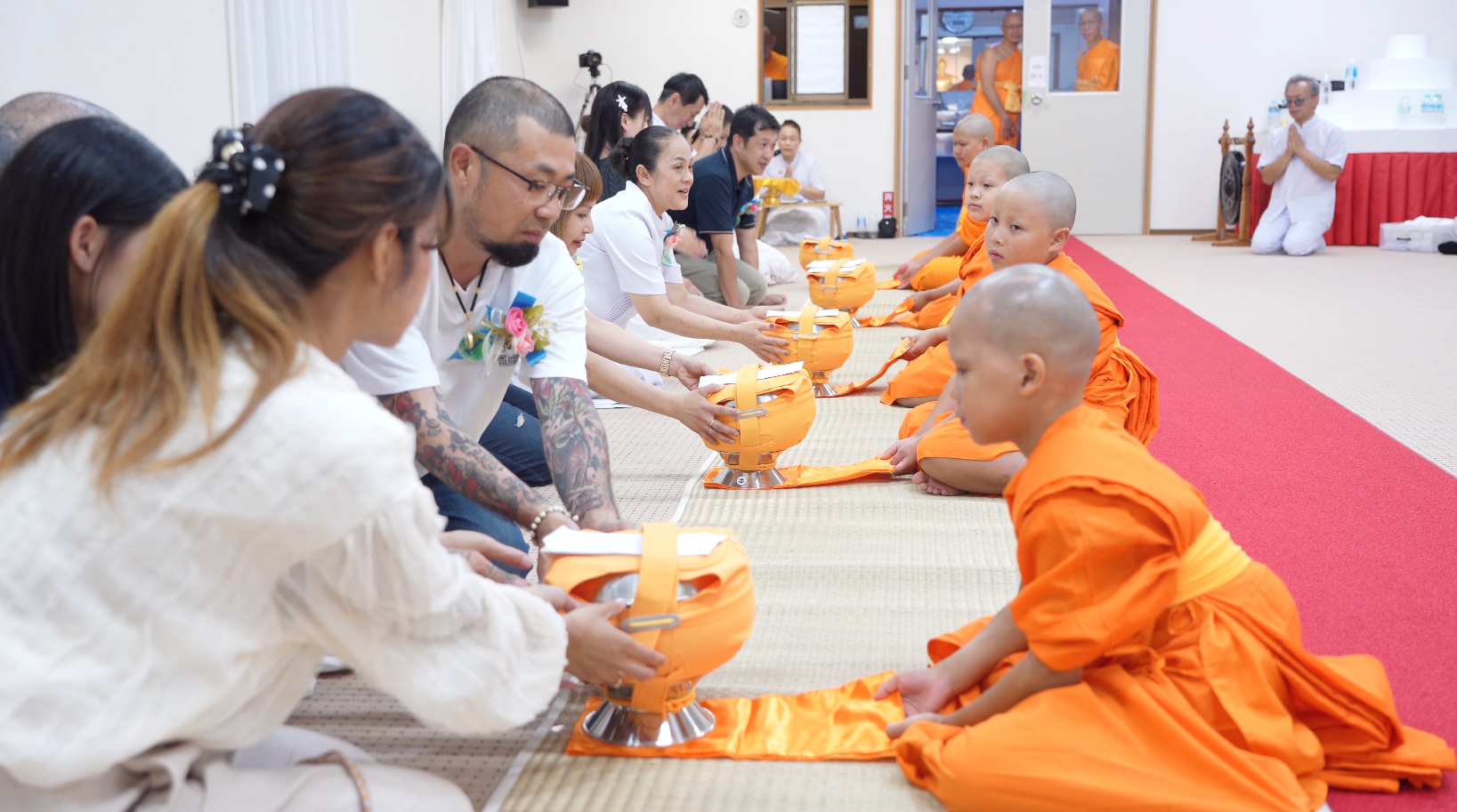 คณะผู้ปกครองได้น้อมถวายบาตรแด่สามเณร 