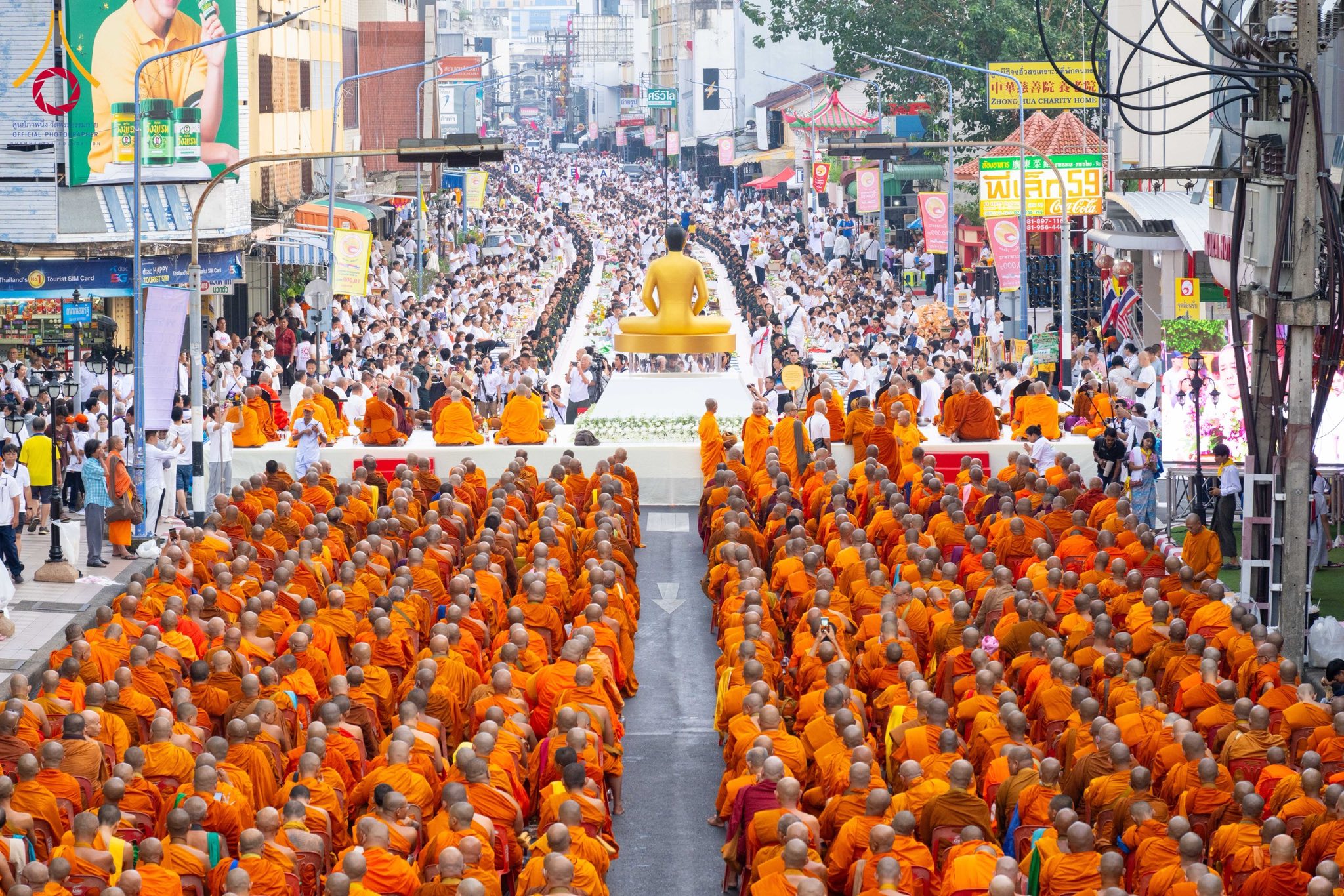 พุทธศาสนิกชนร่วมตักบาตรพระนานาชาติ 10,000 รูป ปีที่ 22 ณ ใจกลางนครหาดใหญ่ จ.สงขลา