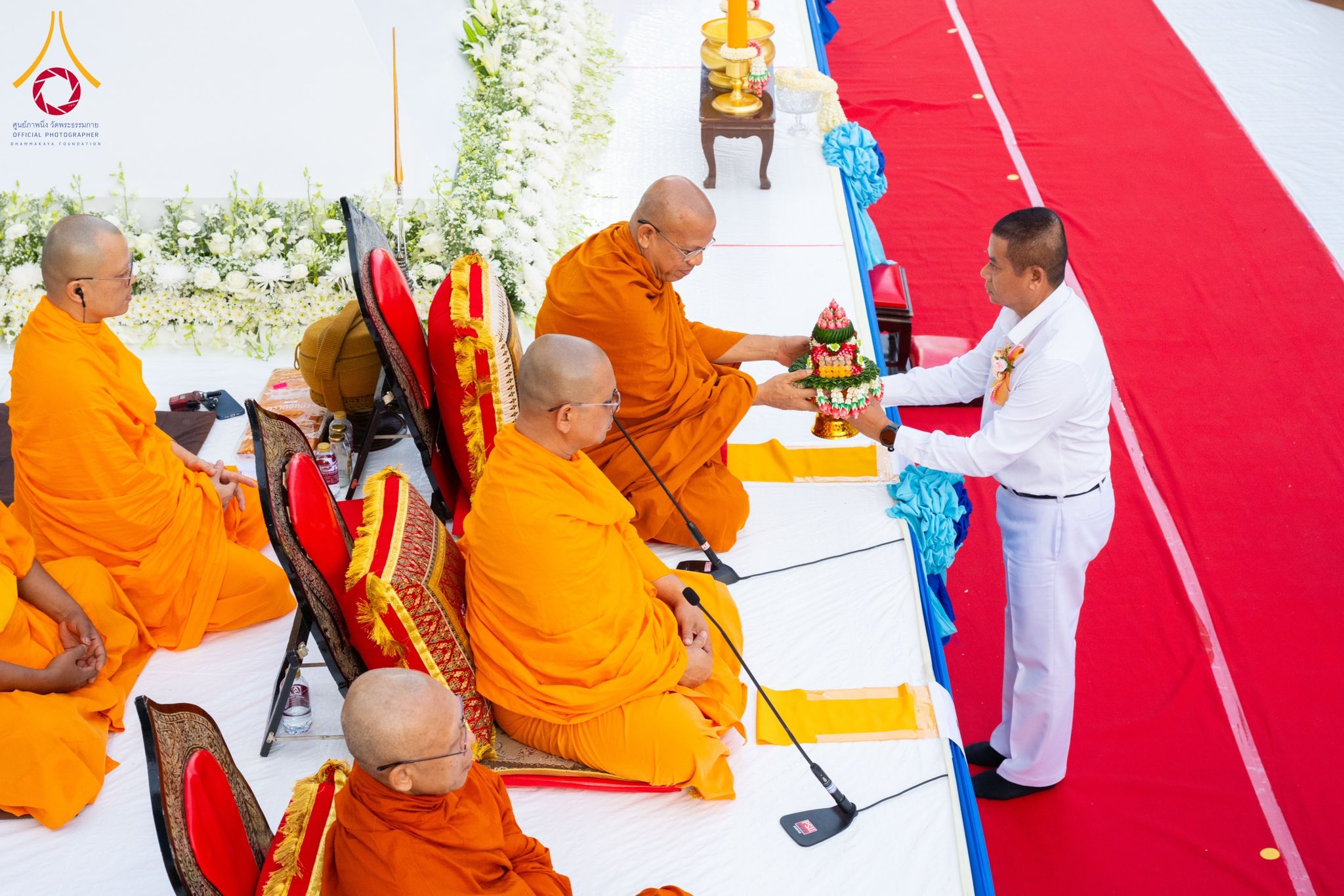 พลโทไพศาล หนูสังข์ แม่ทัพภาคที่ 4 เป็นประธานฝ่ายฆราวาส ถวายพานธูปเทียนแพสักการะแด่ท่านประธานสงฆ์