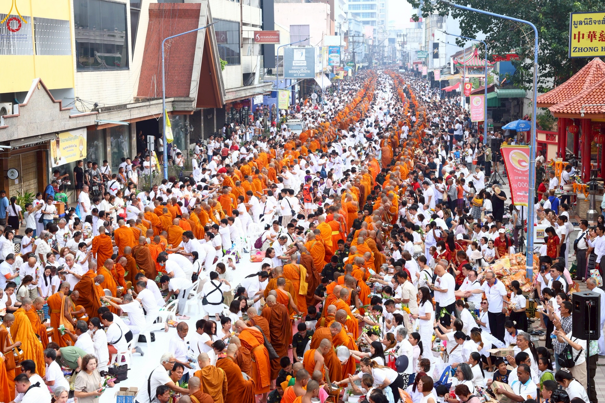 พุทธศาสนิกชนร่วมตักบาตรพระนานาชาติ 10,000 รูป ปีที่ 22 ณ ใจกลางนครหาดใหญ่ จ.สงขลา