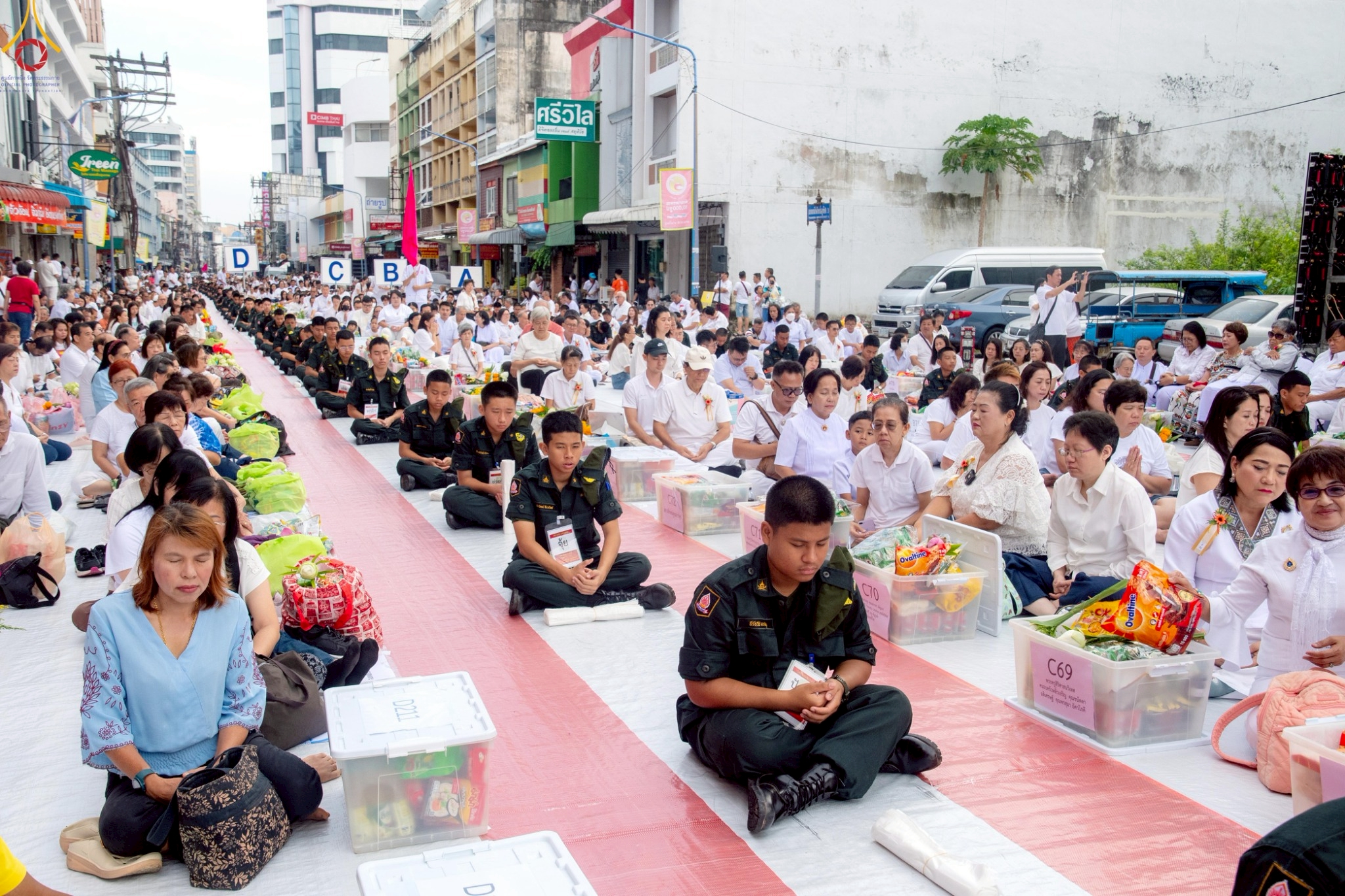 ทุกท่านได้ปฏิบัติธรรมร่วมกัน กลั่นกายใจให้สงบ เพื่อเป็นภาชนะในการรองรับบุญใหญ่จากการสร้างมหาทานบารมีกับคณะสงฆ์หมู่ใหญ่