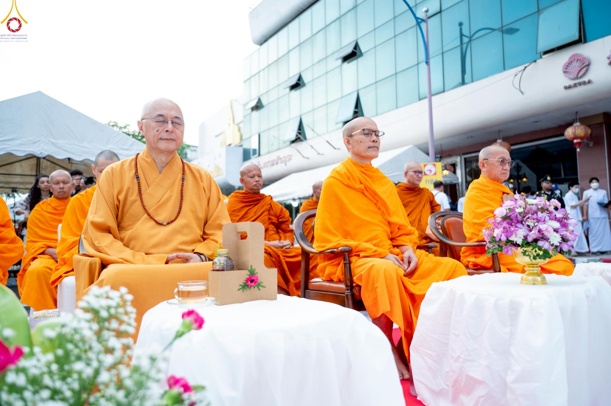 ทุกท่านได้ปฏิบัติธรรมร่วมกัน กลั่นกายใจให้สงบ เพื่อเป็นภาชนะในการรองรับบุญใหญ่จากการสร้างมหาทานบารมีกับคณะสงฆ์หมู่ใหญ่