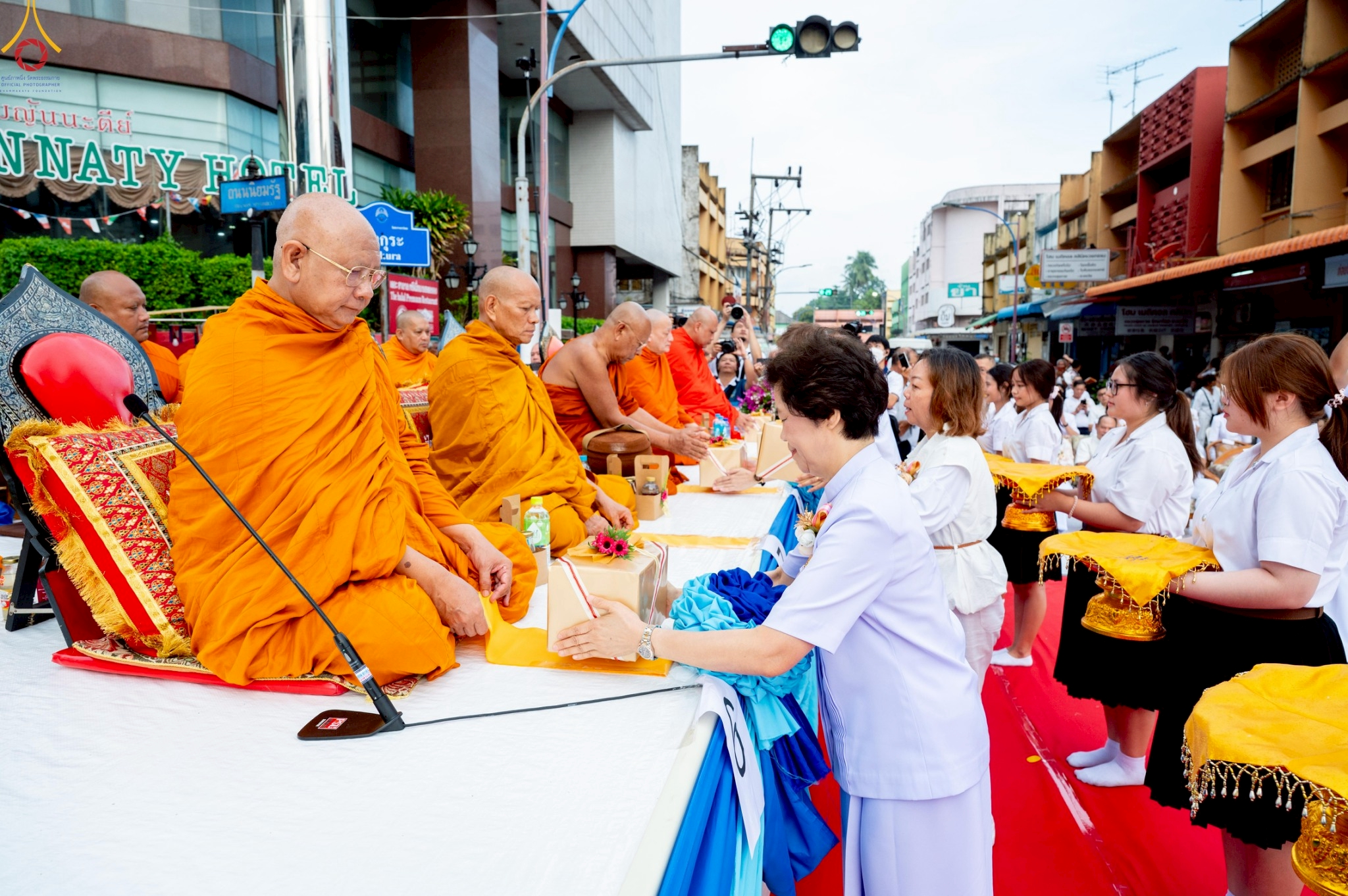 คณะเจ้าภาพได้น้อมถวายเครื่องไทยธรรมแด่คณะสงฆ์