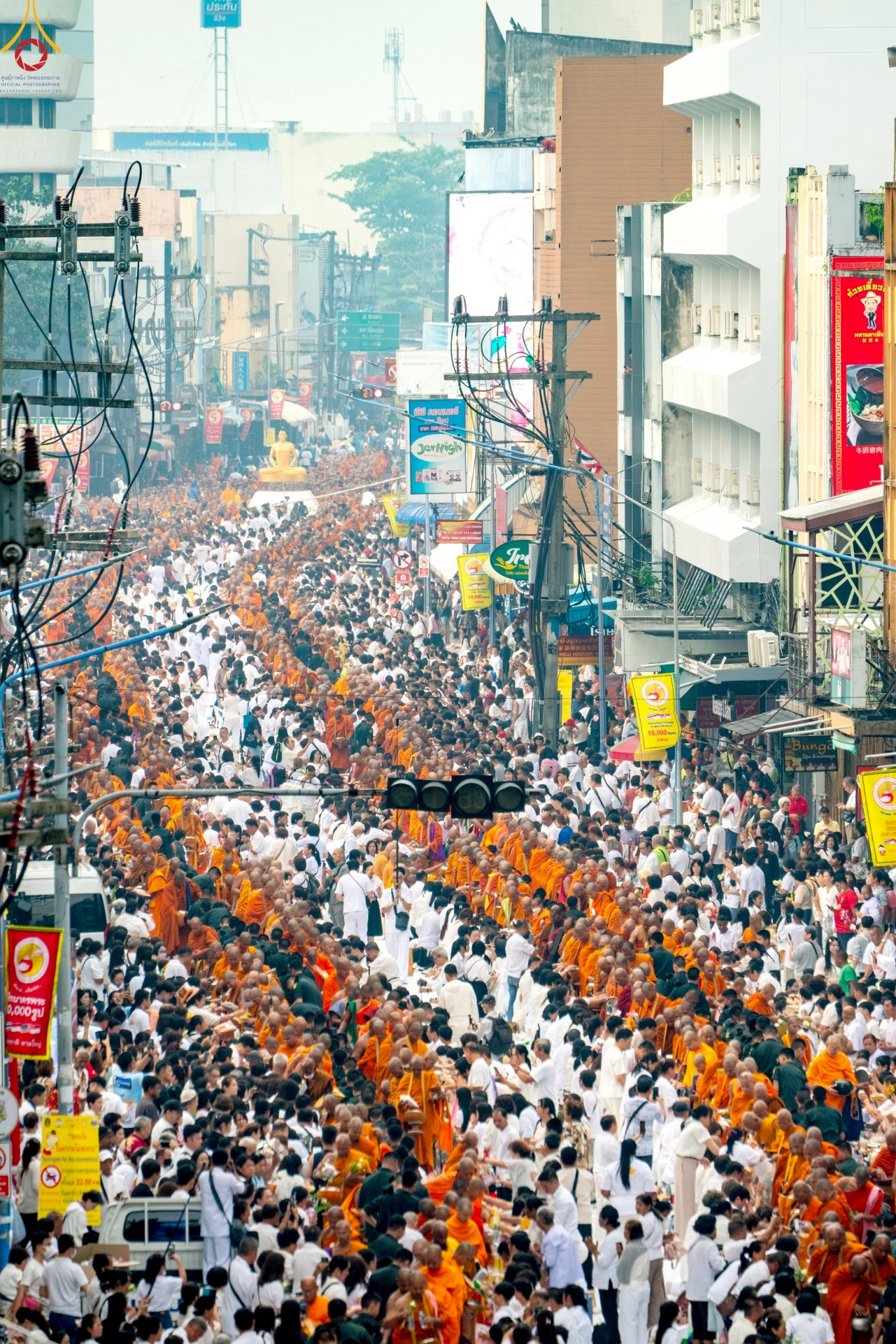 พุทธศาสนิกชนร่วมตักบาตรพระนานาชาติ 10,000 รูป ปีที่ 22 ณ ใจกลางนครหาดใหญ่ จ.สงขลา