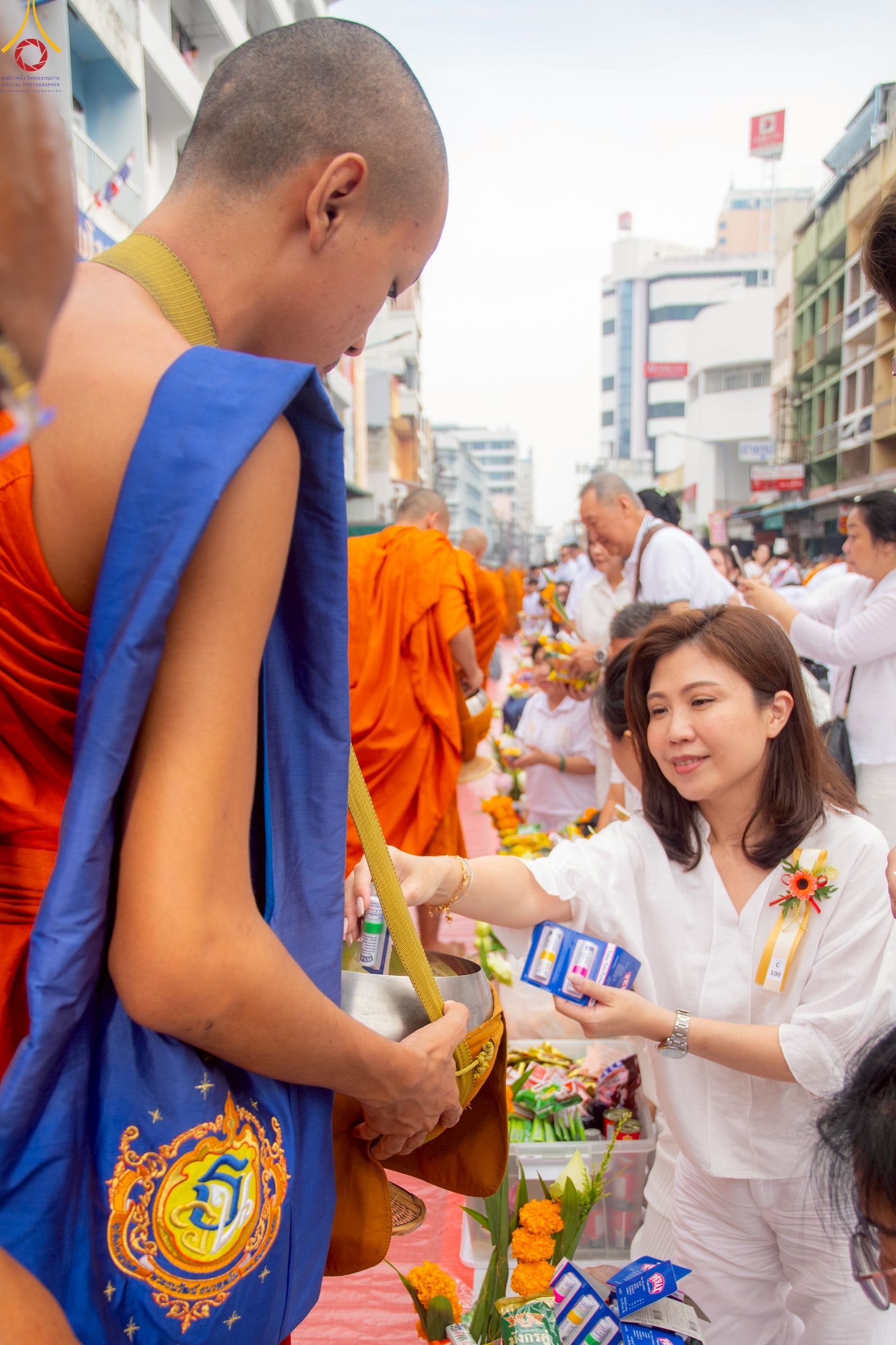 พุทธศาสนิกชนร่วมตักบาตรพระนานาชาติ 10,000 รูป ปีที่ 22 ณ ใจกลางนครหาดใหญ่ จ.สงขลา