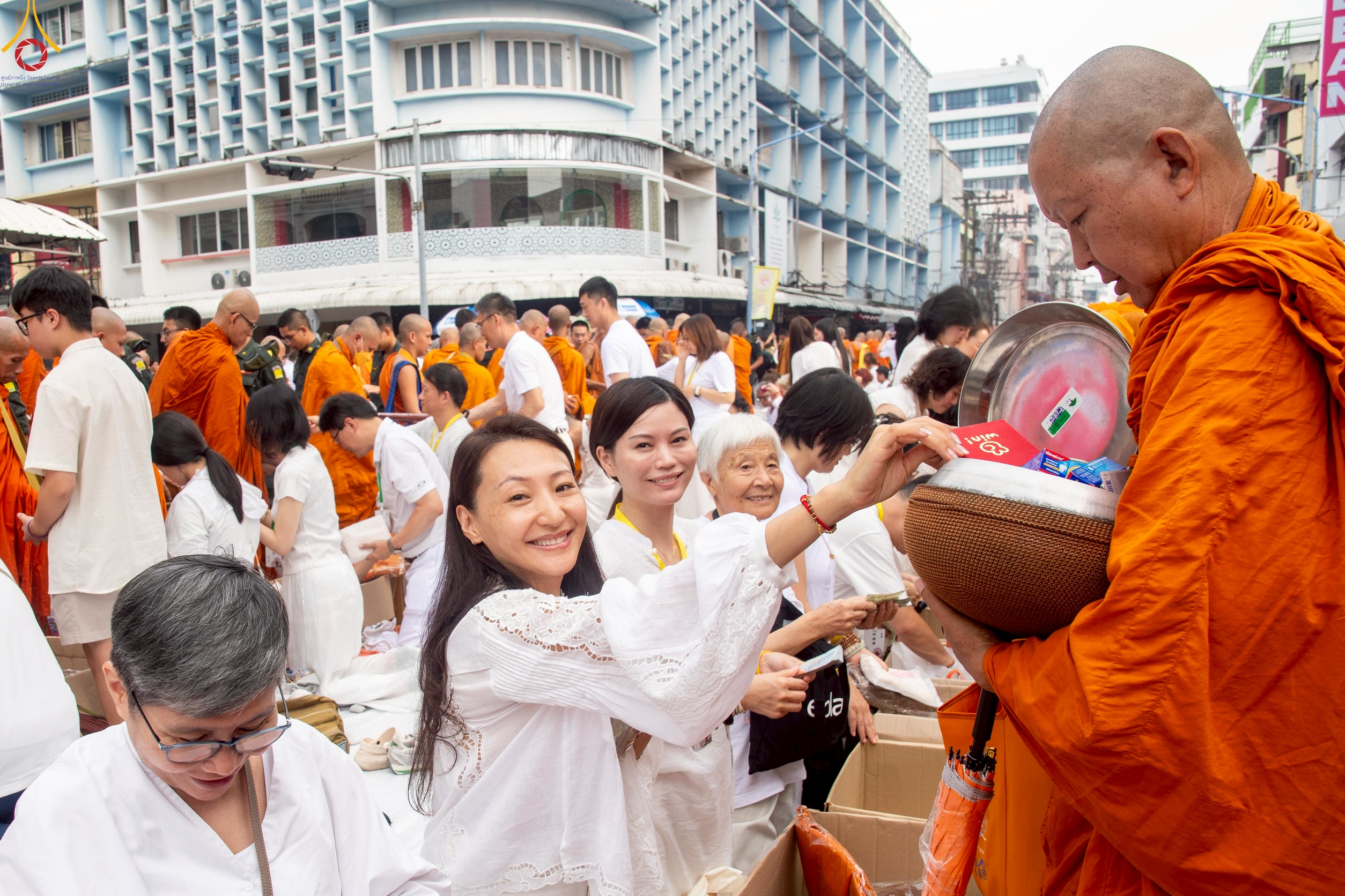 พุทธศาสนิกชนร่วมตักบาตรพระนานาชาติ 10,000 รูป ปีที่ 22 ณ ใจกลางนครหาดใหญ่ จ.สงขลา