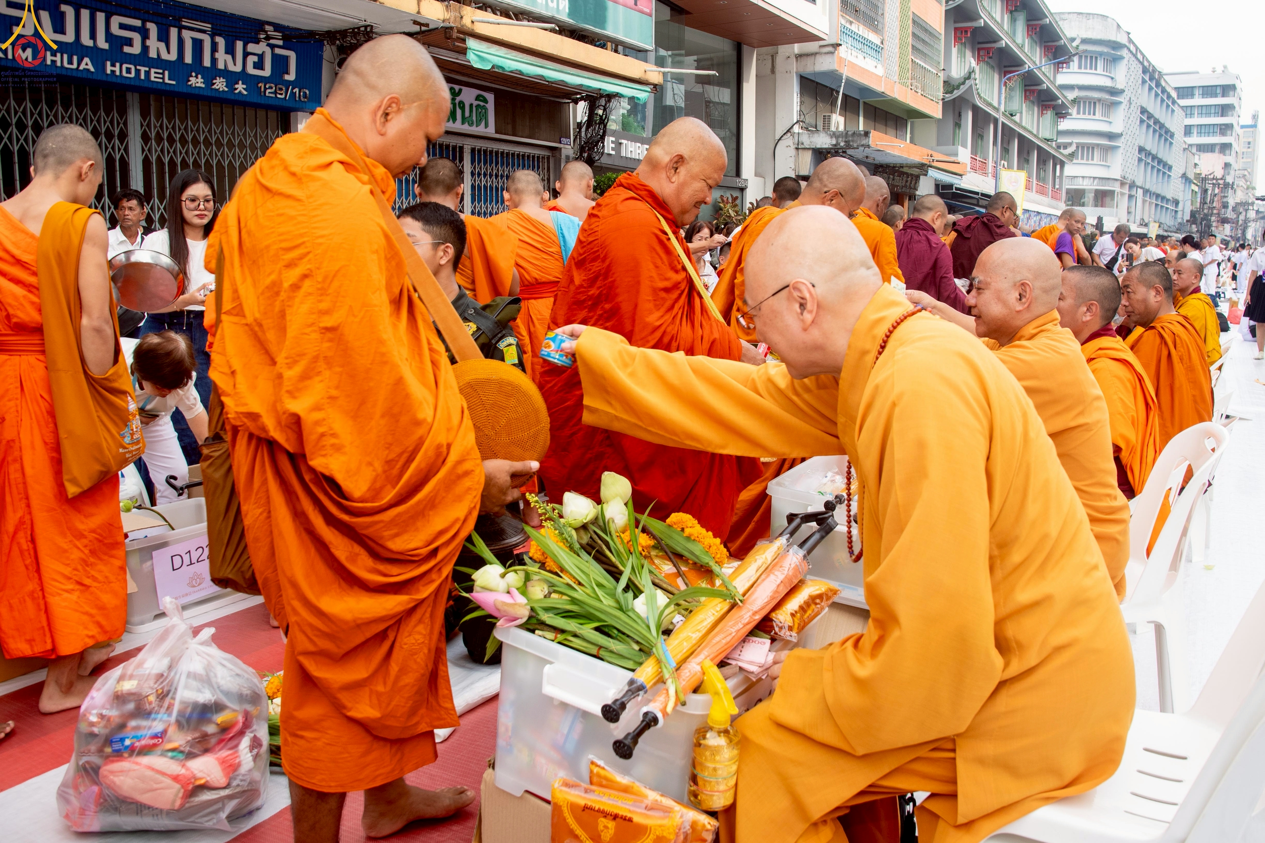 พุทธศาสนิกชนร่วมตักบาตรพระนานาชาติ 10,000 รูป ปีที่ 22 ณ ใจกลางนครหาดใหญ่ จ.สงขลา