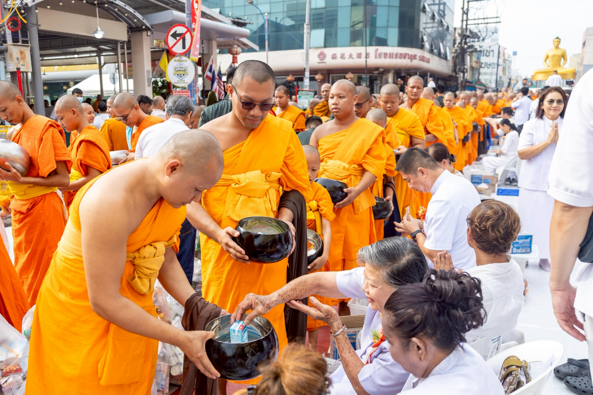 พุทธศาสนิกชนร่วมตักบาตรพระนานาชาติ 10,000 รูป ปีที่ 22 ณ ใจกลางนครหาดใหญ่ จ.สงขลา