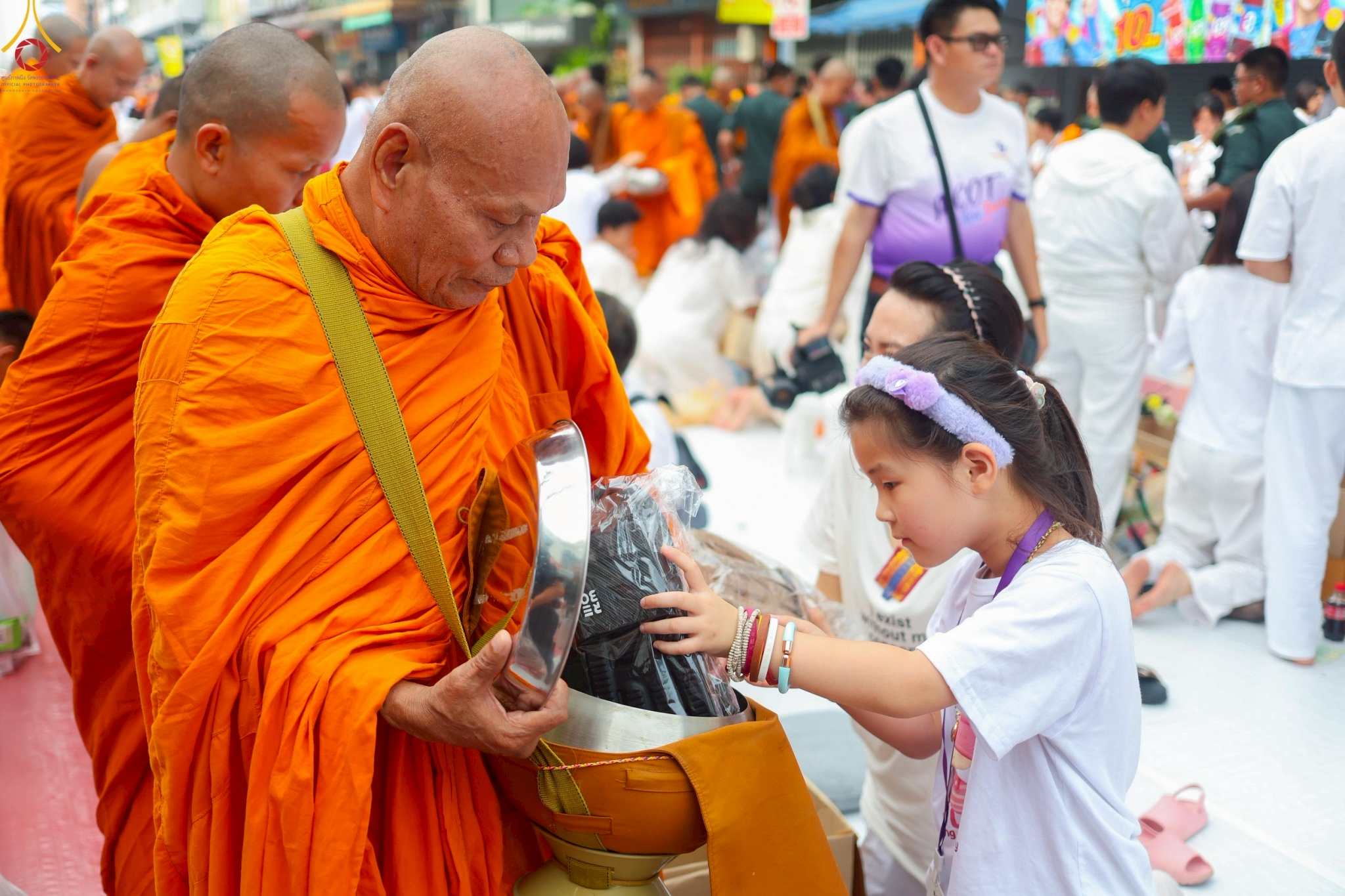 พุทธศาสนิกชนร่วมตักบาตรพระนานาชาติ 10,000 รูป ปีที่ 22 ณ ใจกลางนครหาดใหญ่ จ.สงขลา