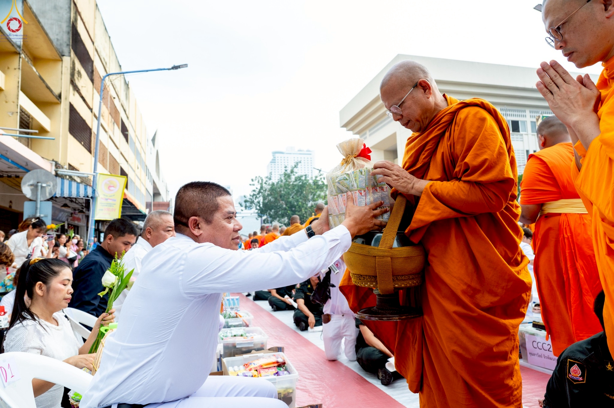 พุทธศาสนิกชนร่วมตักบาตรพระนานาชาติ 10,000 รูป ปีที่ 22 ณ ใจกลางนครหาดใหญ่ จ.สงขลา