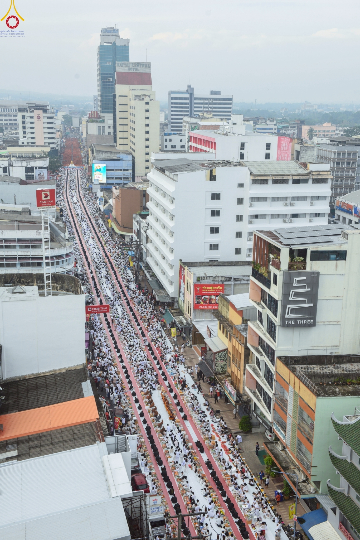 พุทธศาสนิกชนร่วมตักบาตรพระนานาชาติ 10,000 รูป ปีที่ 22 ณ ใจกลางนครหาดใหญ่ จ.สงขลา