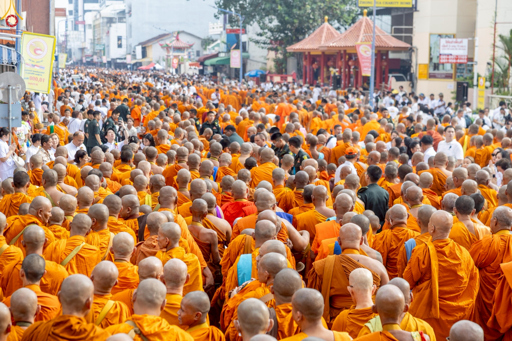 พุทธศาสนิกชนร่วมตักบาตรพระนานาชาติ 10,000 รูป ปีที่ 22 ณ ใจกลางนครหาดใหญ่ จ.สงขลา