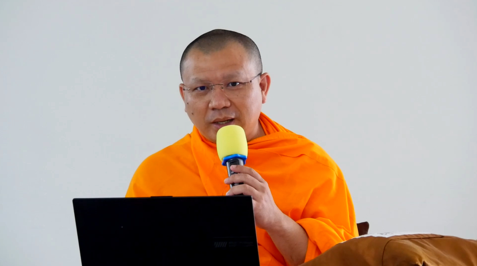 พระอาจารย์จักรพันธ์ อินฺททสฺสโน และเจ้าหน้าที่จากธุดงคสถานล้านนา เป็นวิทยากรในการอบรม