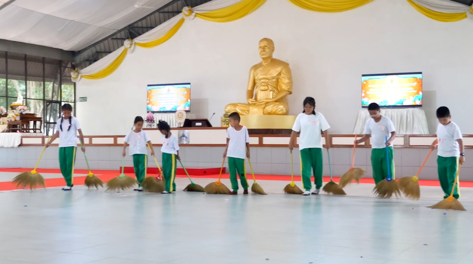 ฐานที่ 3: ฐานปัดกวาดเช็ดถู น้องๆได้เรียนรู้วิธีการทำความสะอาดที่ถูกต้อง และได้ชมวิธีการสาธิตในการทำความสะอาดทั้งนอกและใน