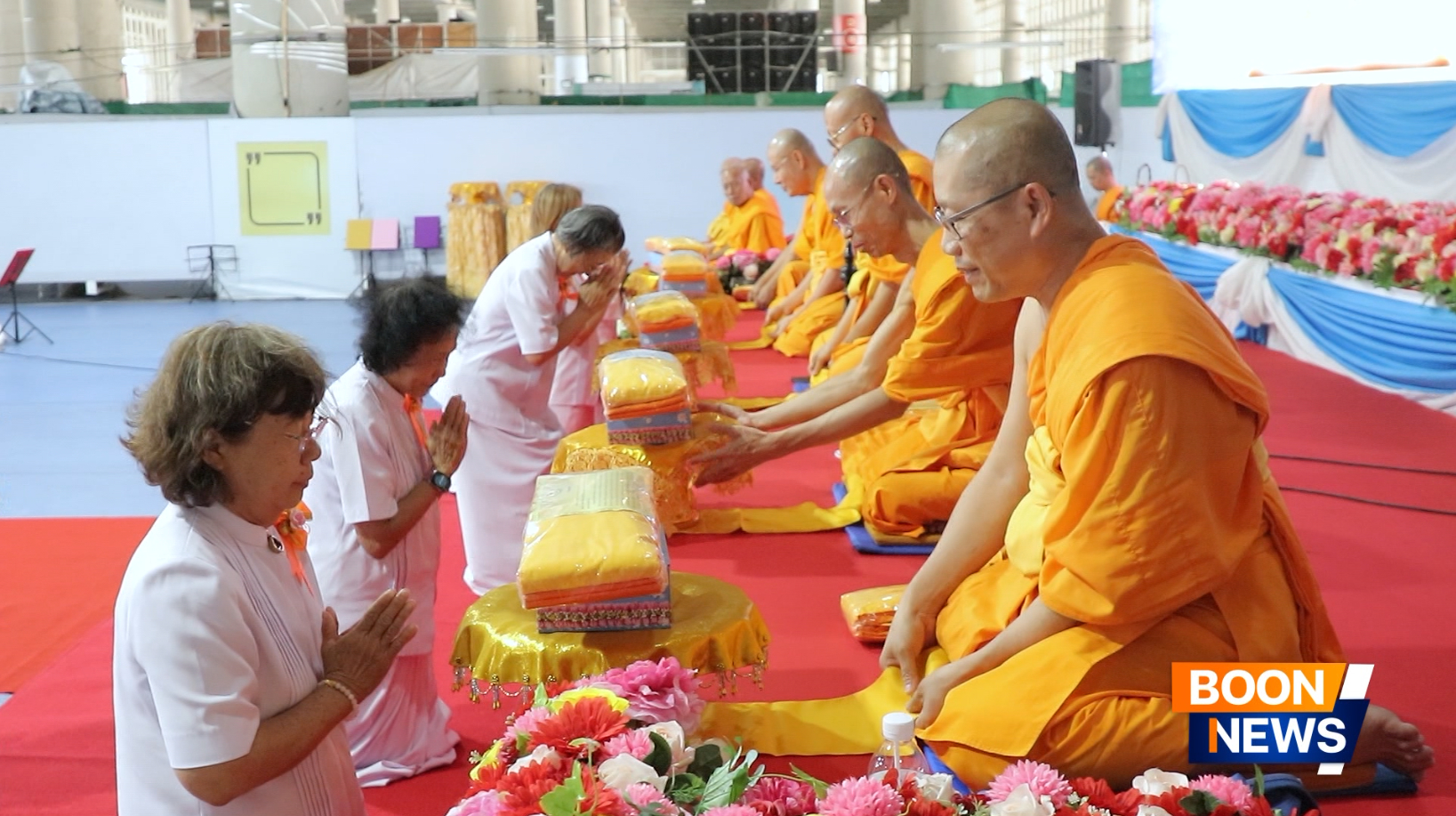 ประธานบุญและสาธุชนได้น้อมถวายจตุปัจจัยไทยธรรมแด่ท่านประธานสงฆ์และคณะสงฆ์