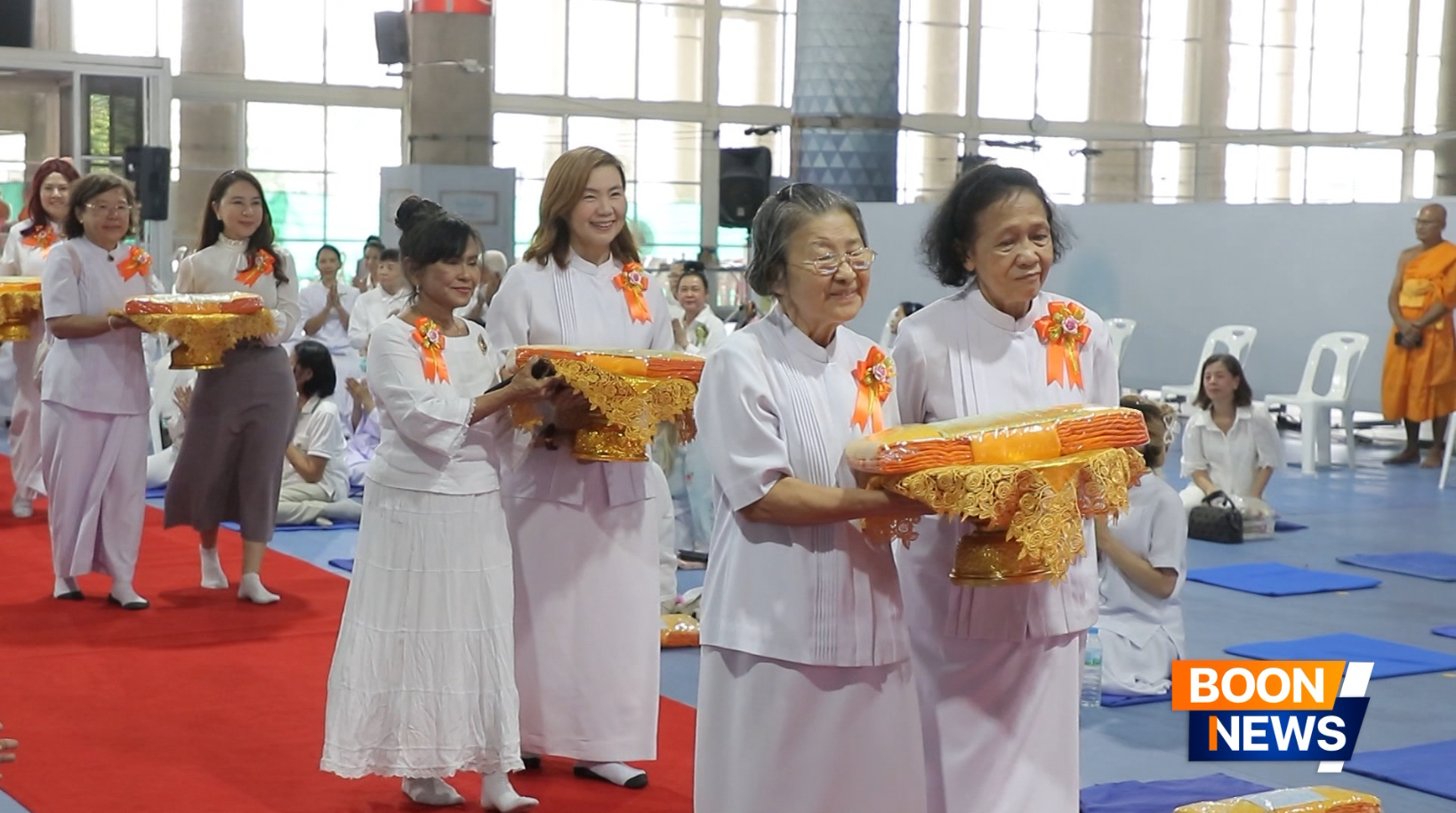 คณะประธานผ้าป่า พร้อมด้วยคณะเจ้าภาพ จะได้ร่วมกันอัญเชิญผ้าไตรเคลื่อนเข้าสู่ศูนย์กลางพิธี