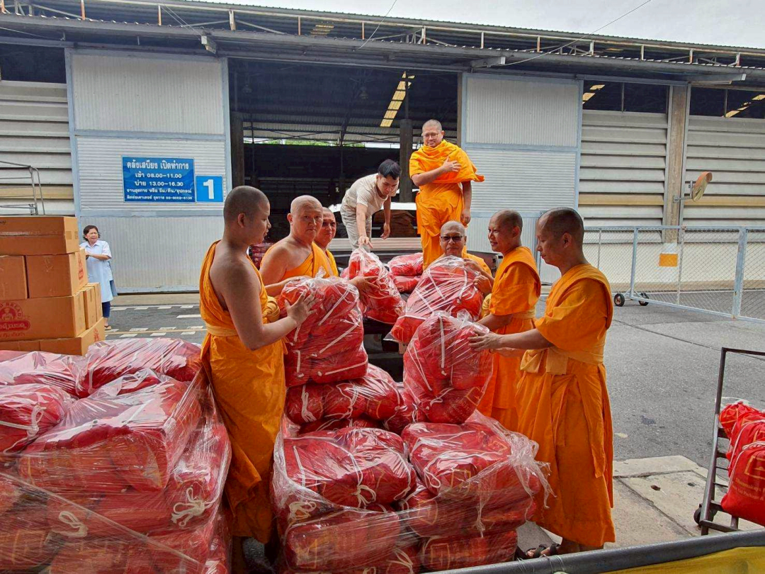 Wat Phra Dhammakaya supports flood victims in 2 northern provinces