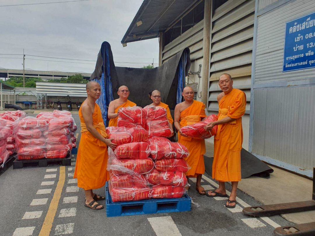 Wat Phra Dhammakaya supports flood victims in 2 northern provinces