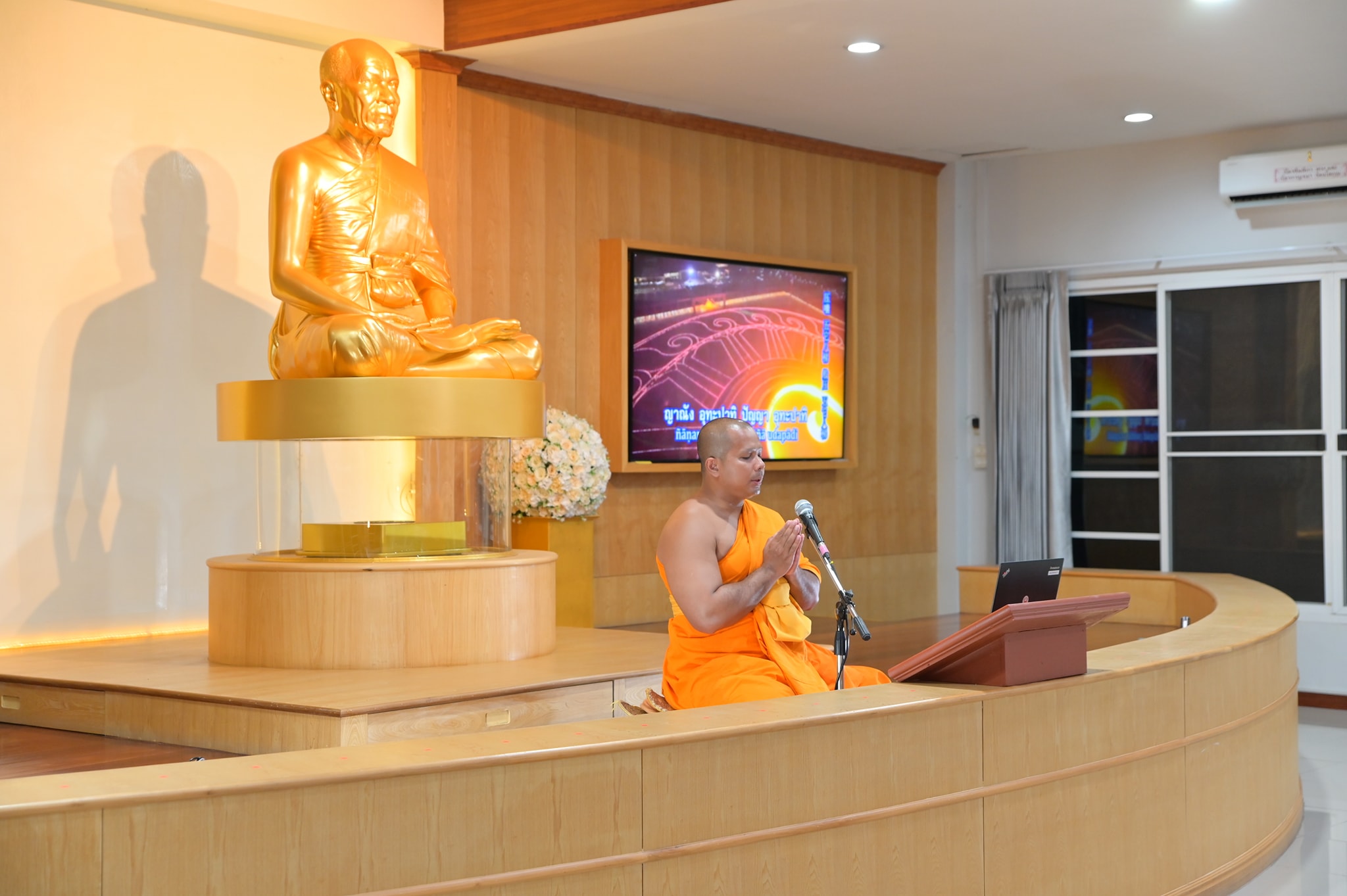 พระอาจารย์สุพจน์ อตฺตทีโป ได้นำสวดมนต์ทำวัตรเย็น และสวดมนต์บทธัมมจักกัปปวัตตนสูตร