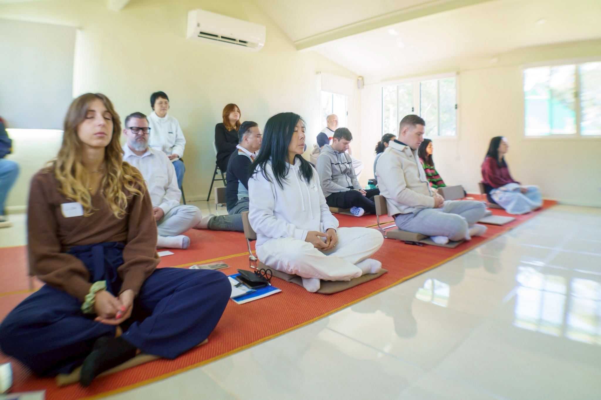 ปฏิบัติธรรมร่วมกันภาคเช้า โดยมีพระสมุห์อาธร ธมฺมจนฺโท เจ้าอาวาสวัดพระธรรมกายนครซิดนีย์ ได้แนะนำวิธีการฝึกสมาธิ และศูนย์กลางกาย